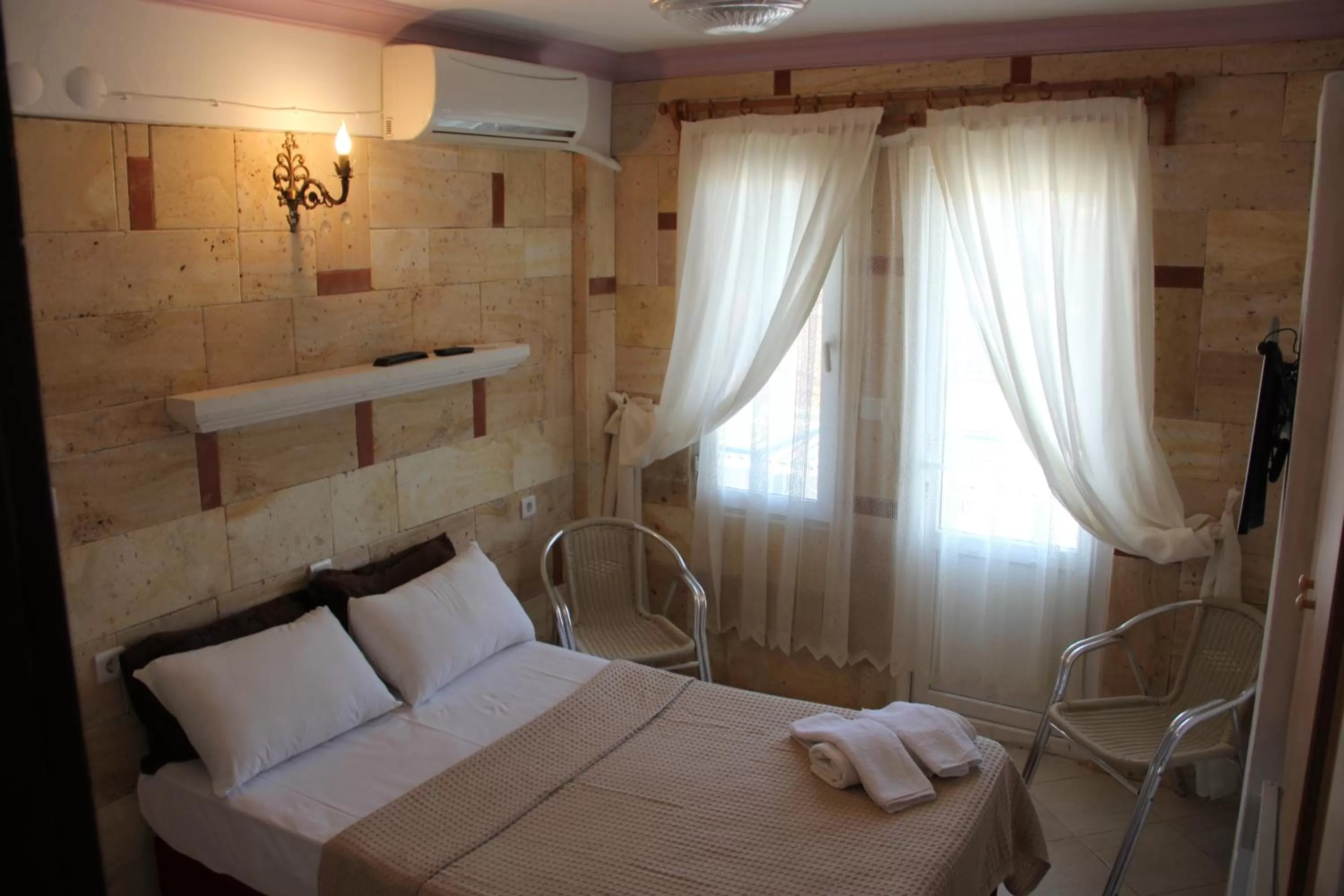 Photo of the whole room in Foça Ensar Hotel
