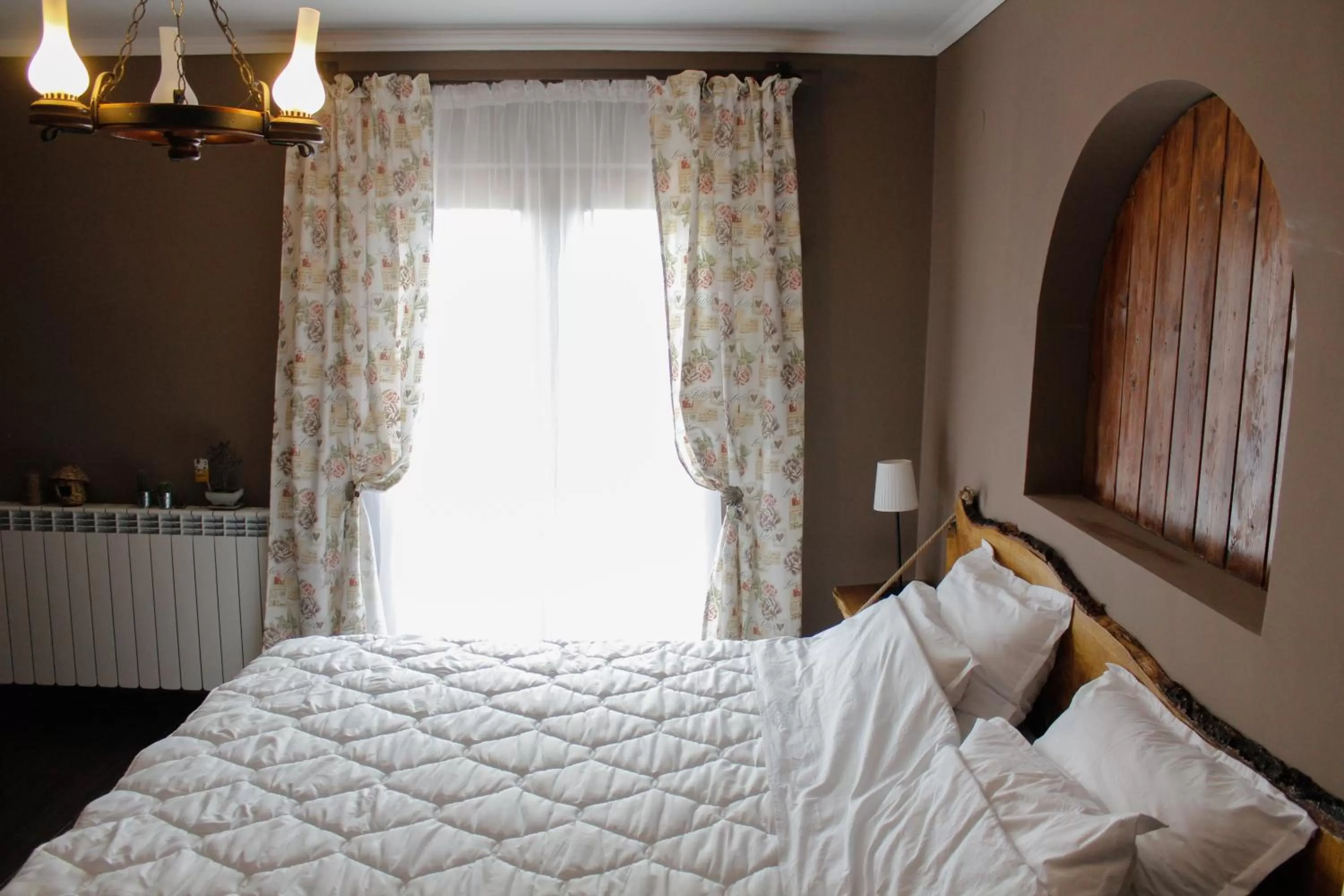 Bed in Pensiunea Taverna Bucium