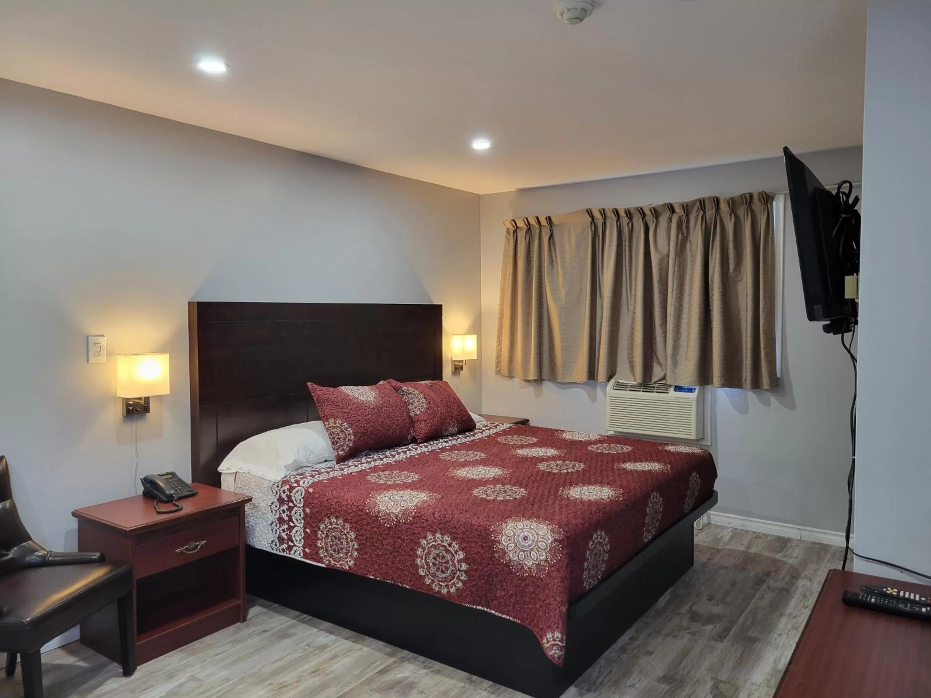 Bed in Knights Inn Cobourg