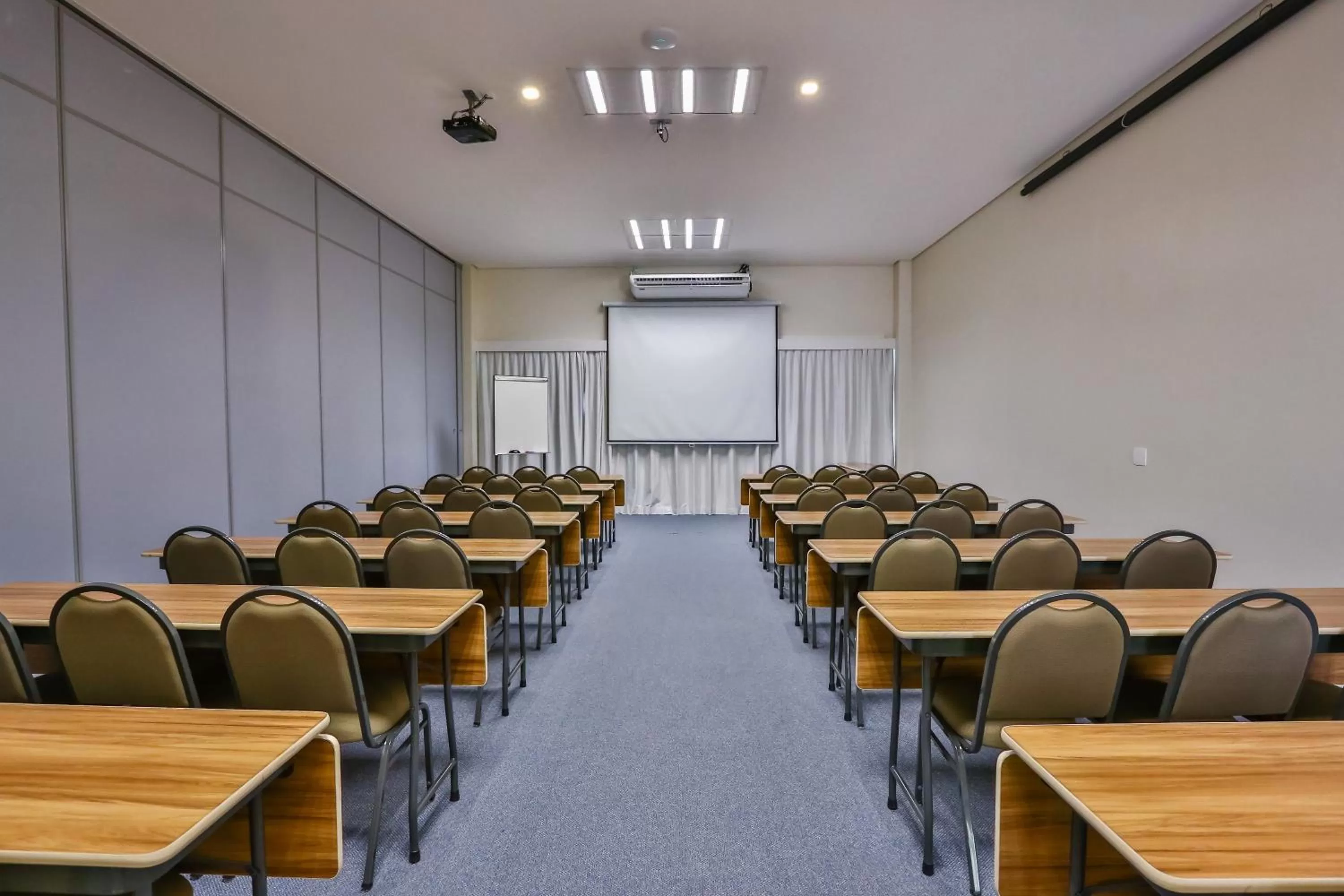 Meeting/conference room in Comfort Mogi Guaçu