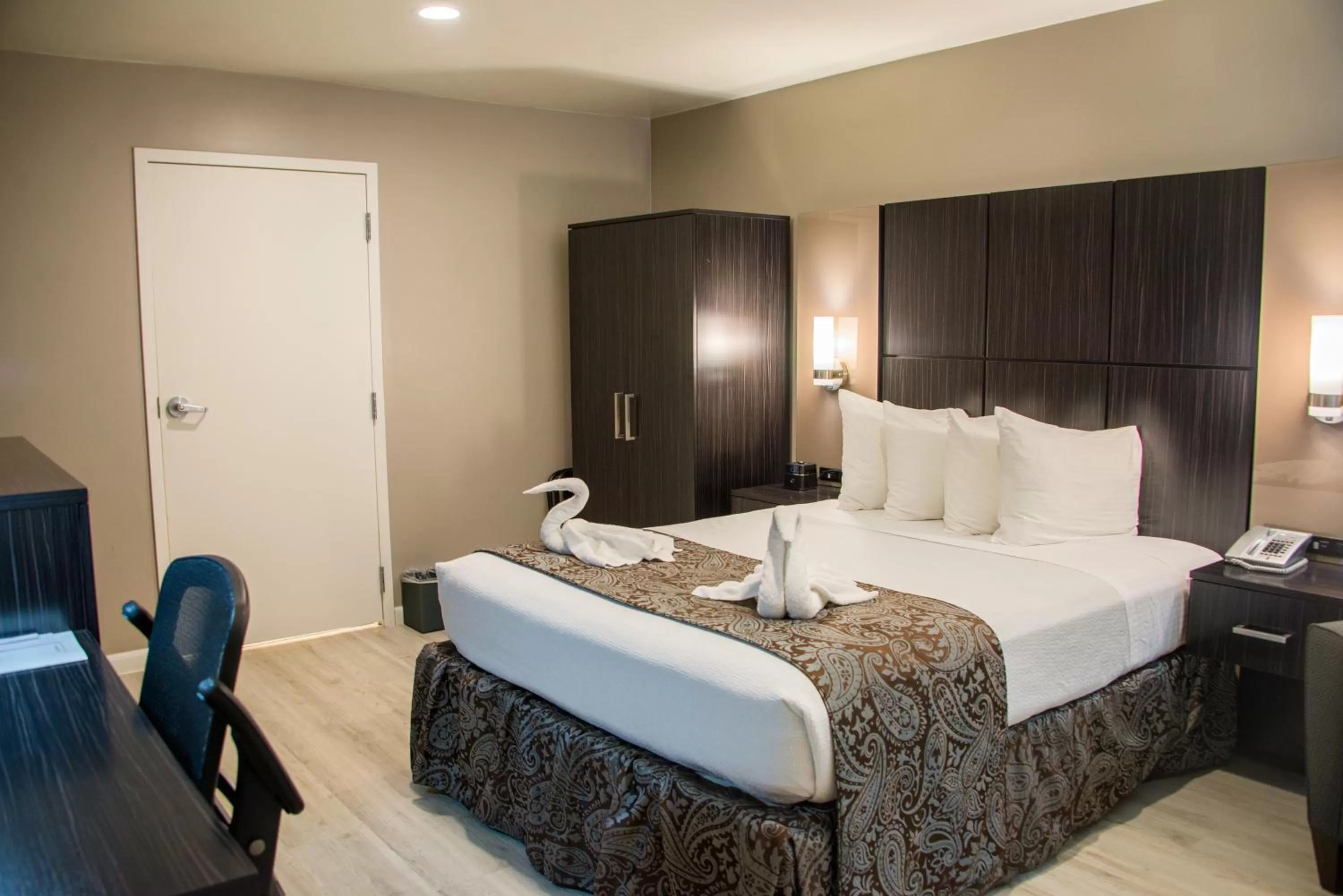 King Room with Bath Tub - Disability Access in SureStay Plus by Best Western Santa Clara Silicon Valley