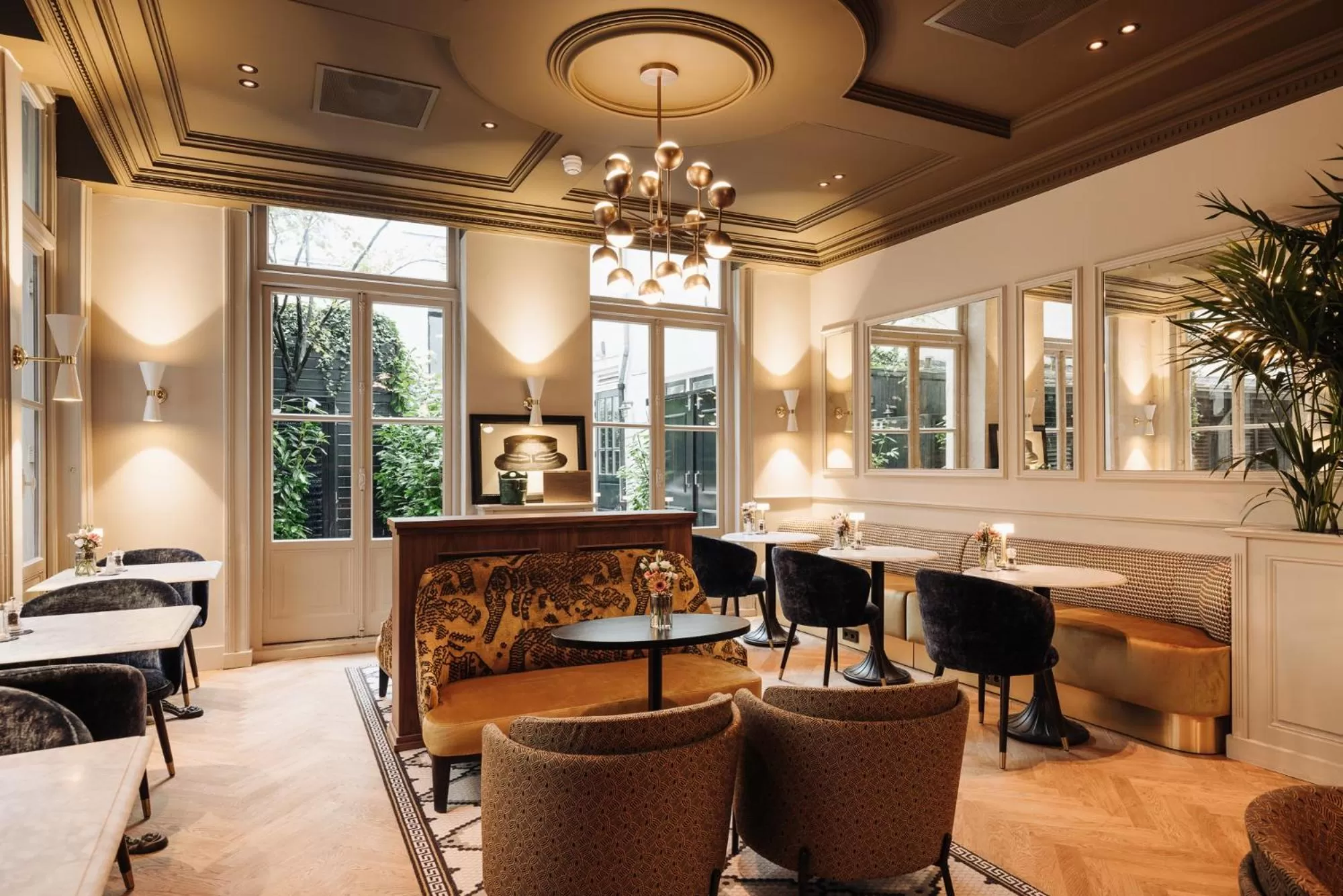 Restaurant/places to eat in Hotel 717