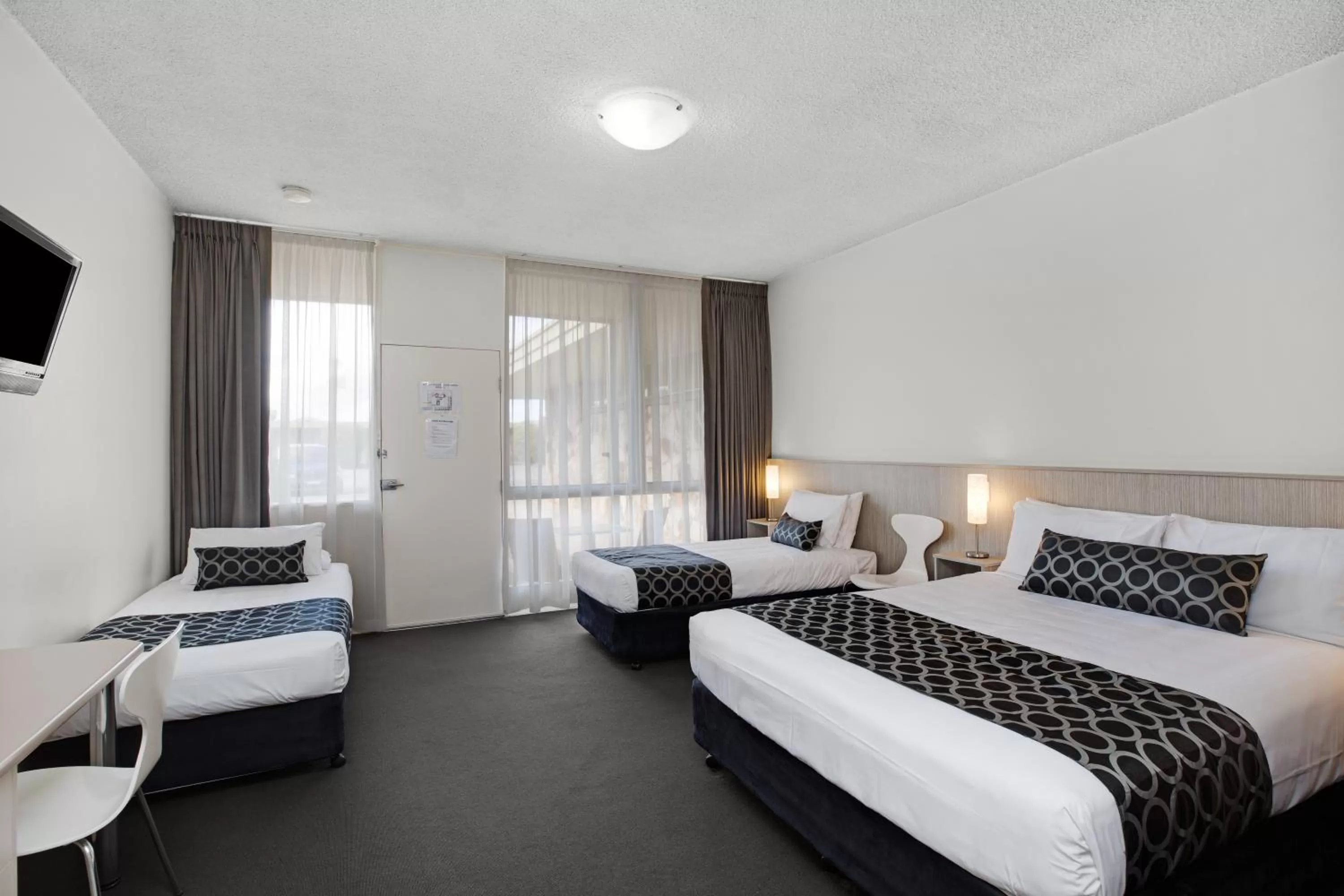 Photo of the whole room, Bed in Adelaide Road Motor Lodge