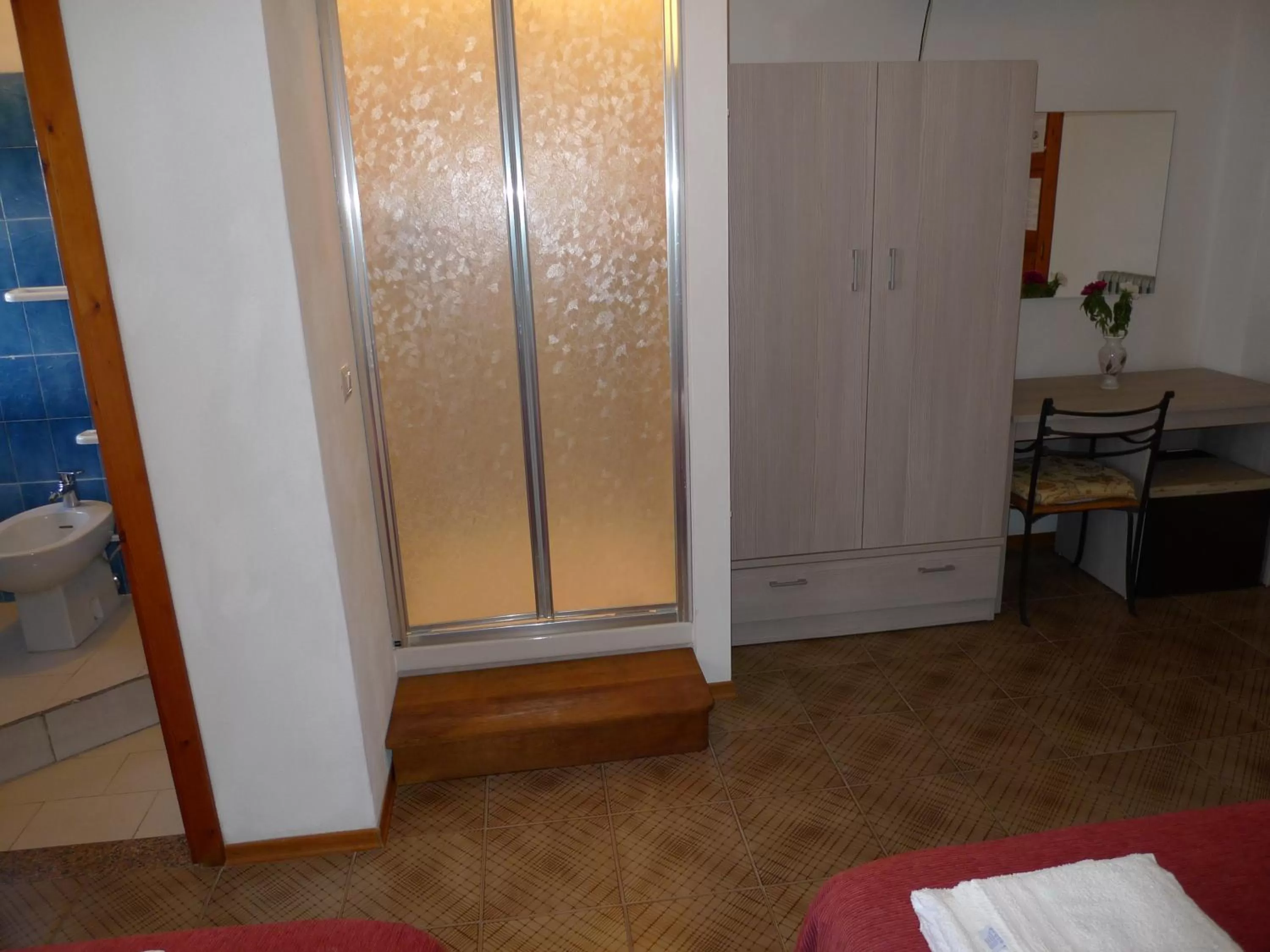 Photo of the whole room in Hotel Alexander