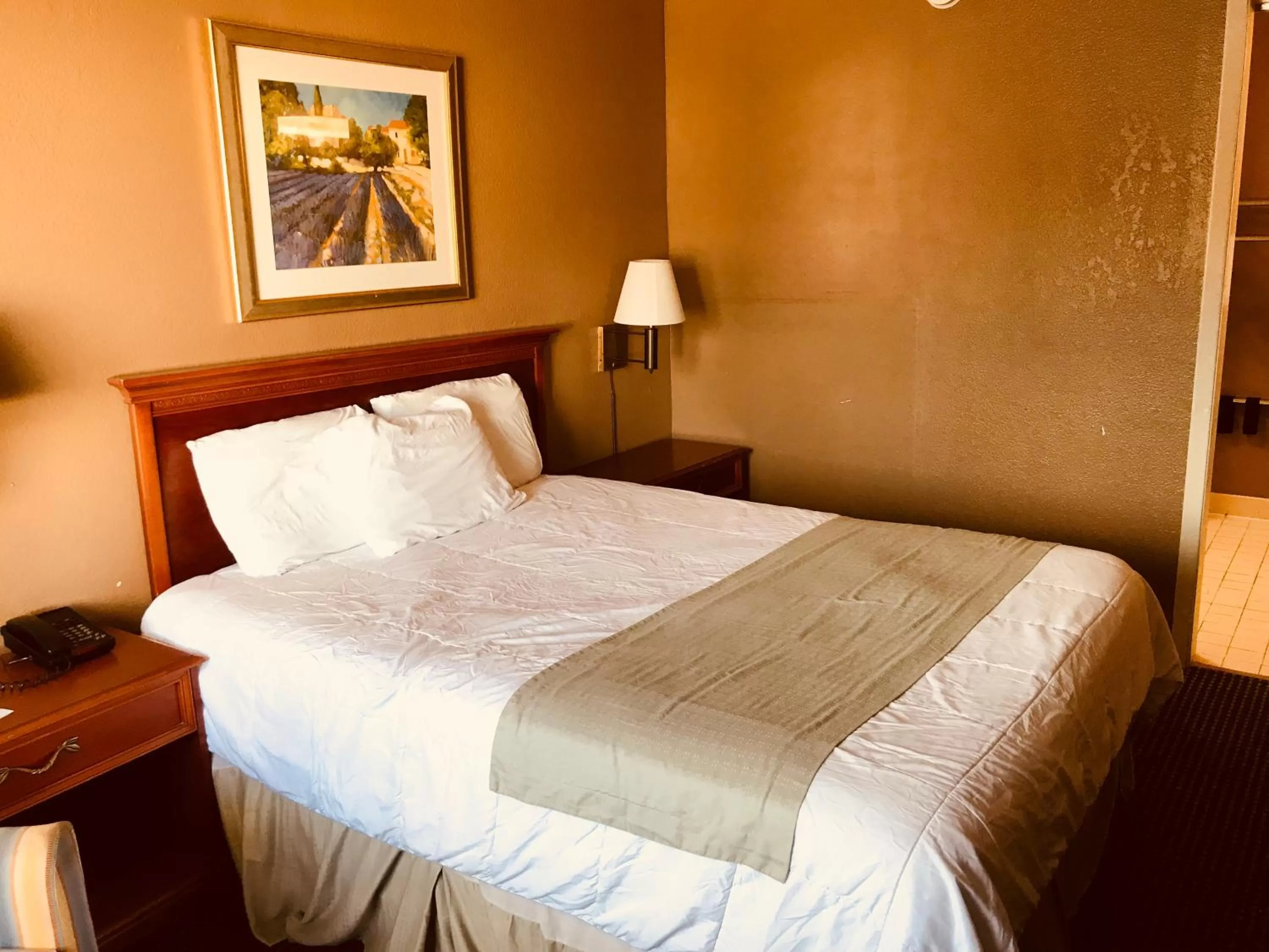Photo of the whole room, Bed in Americas Best Value Inn Laredo