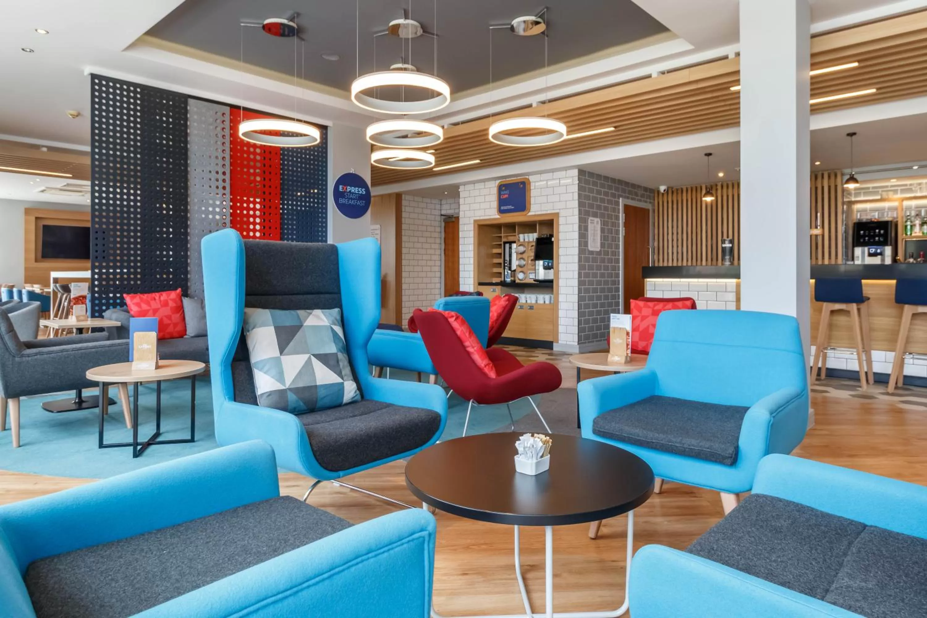 Restaurant/places to eat in Holiday Inn Express Walsall M6, J10 by IHG