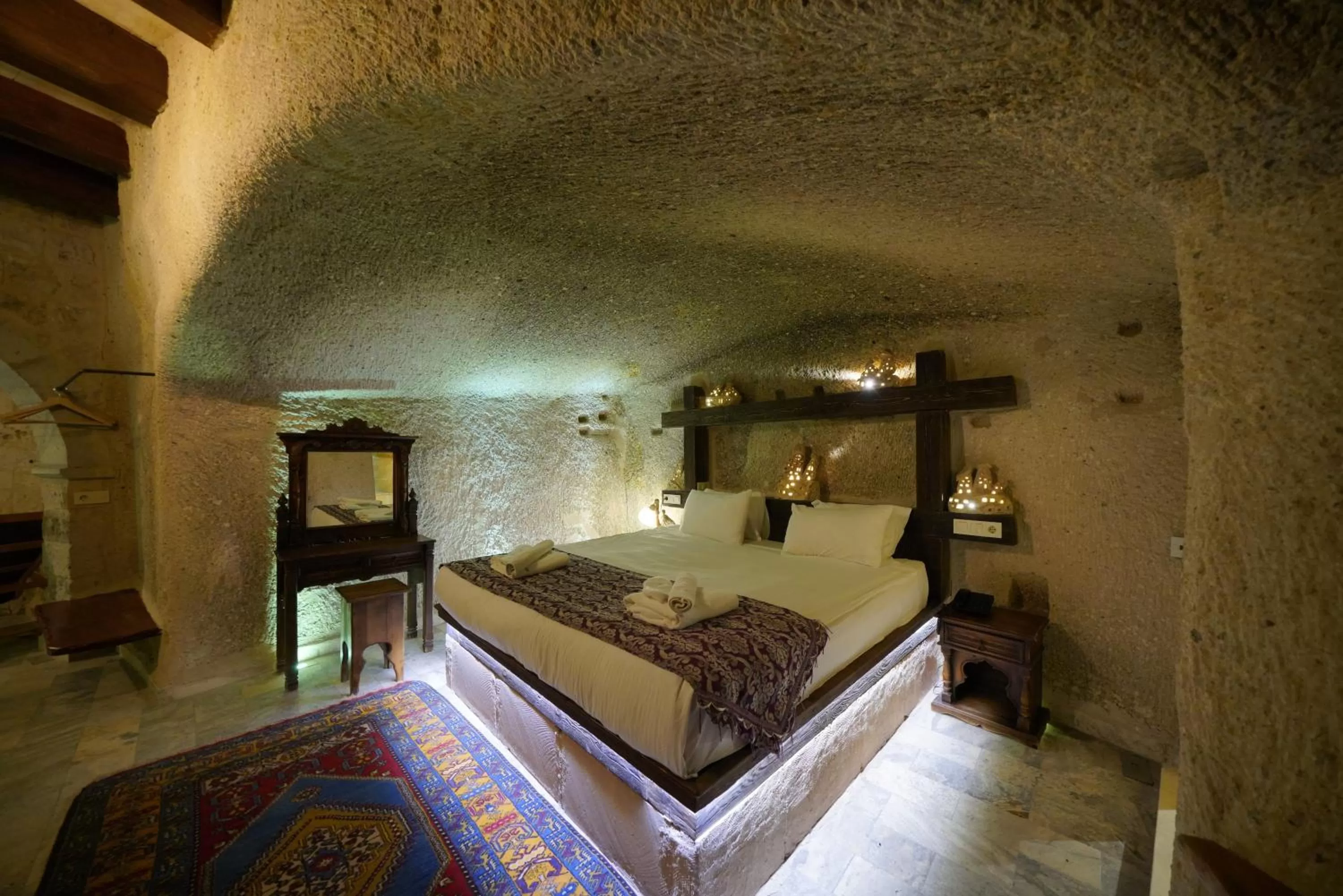 Bedroom, Bed in Shoestring Cave House