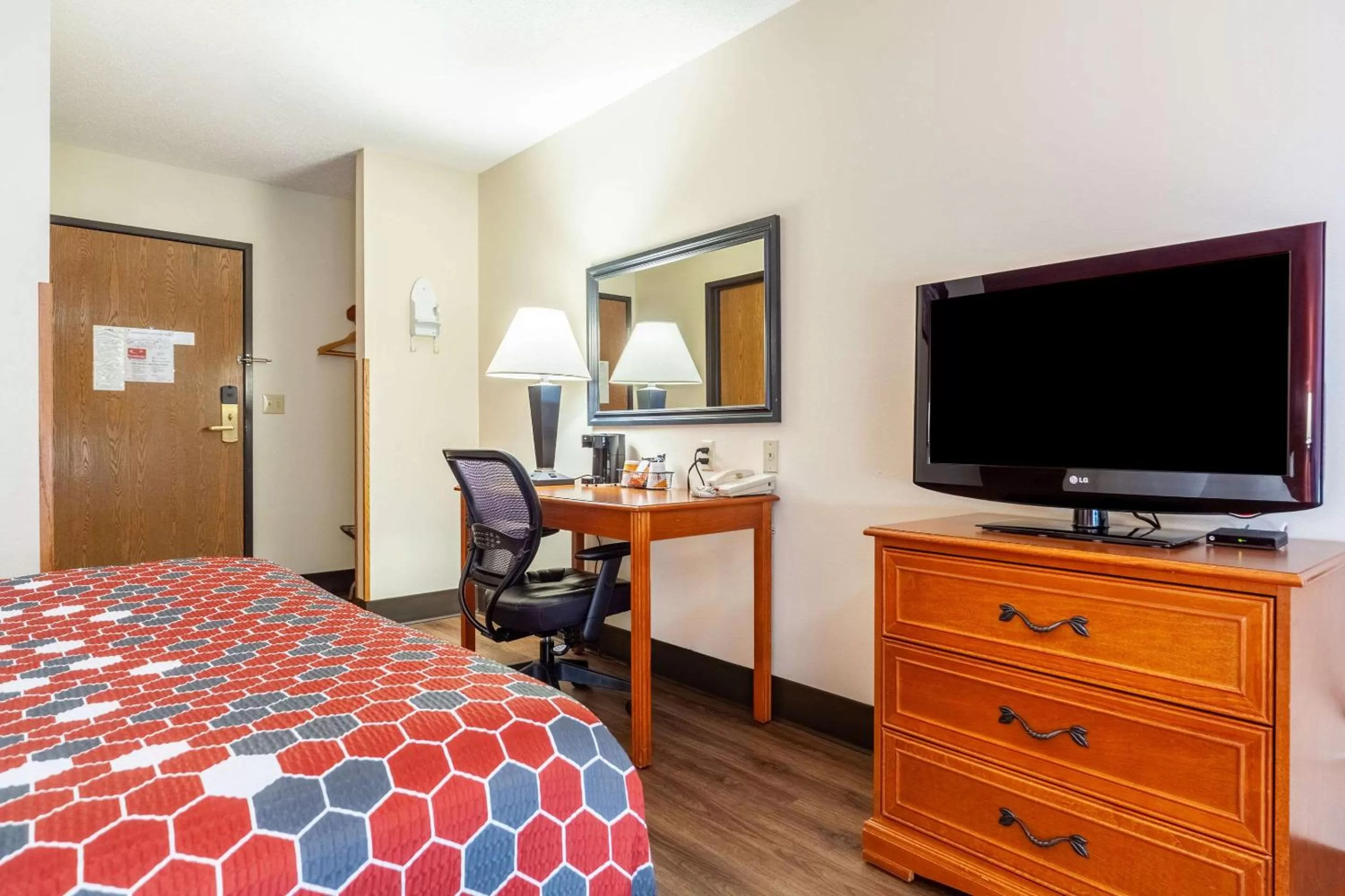 Photo of the whole room, Bed in Econo Lodge