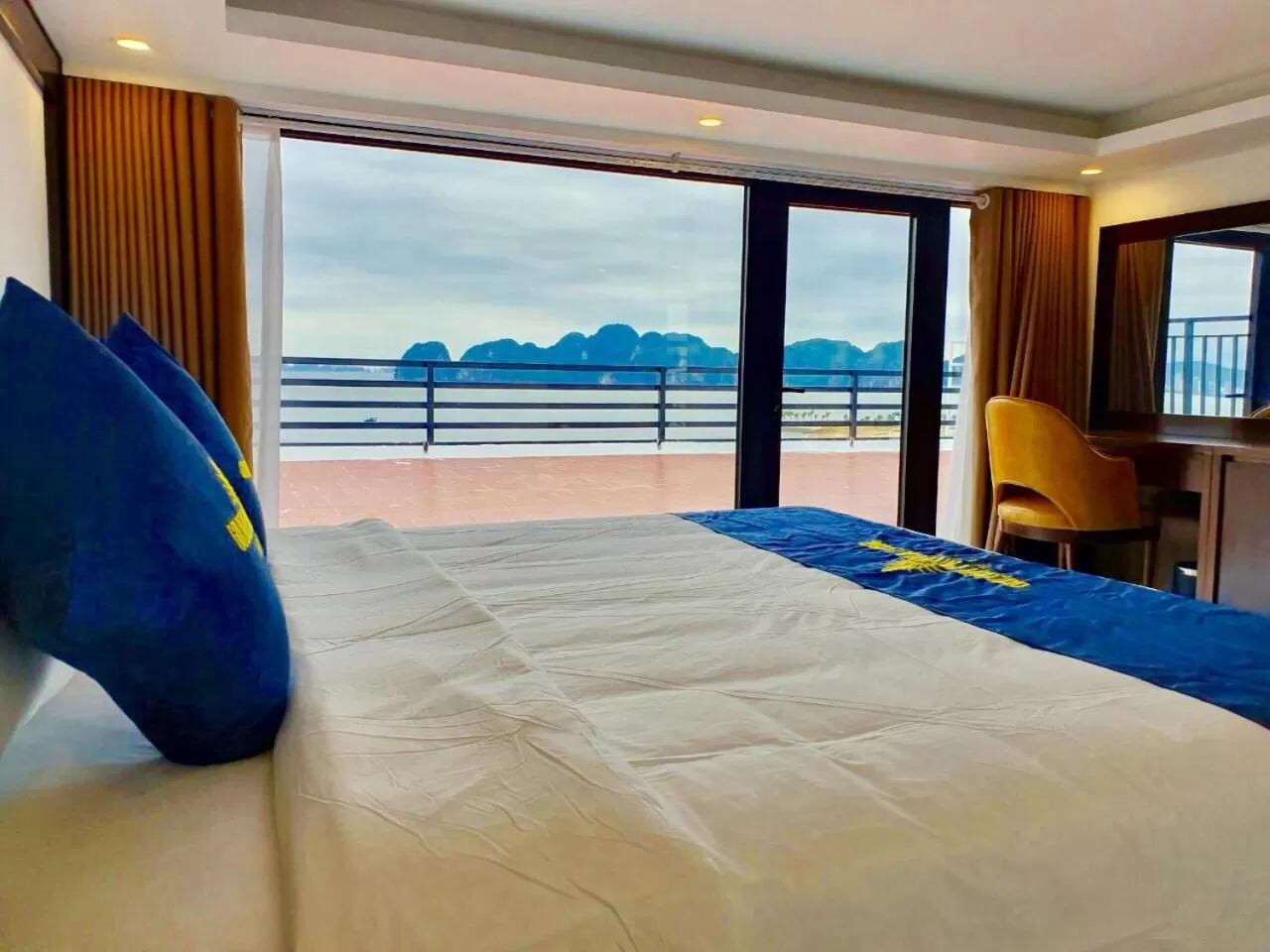 Balcony/Terrace, Bed in Golden Palm HaLong Hotel