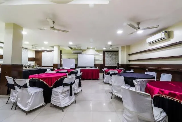 Restaurant/Places to Eat in Hotel Mandakini Plaza