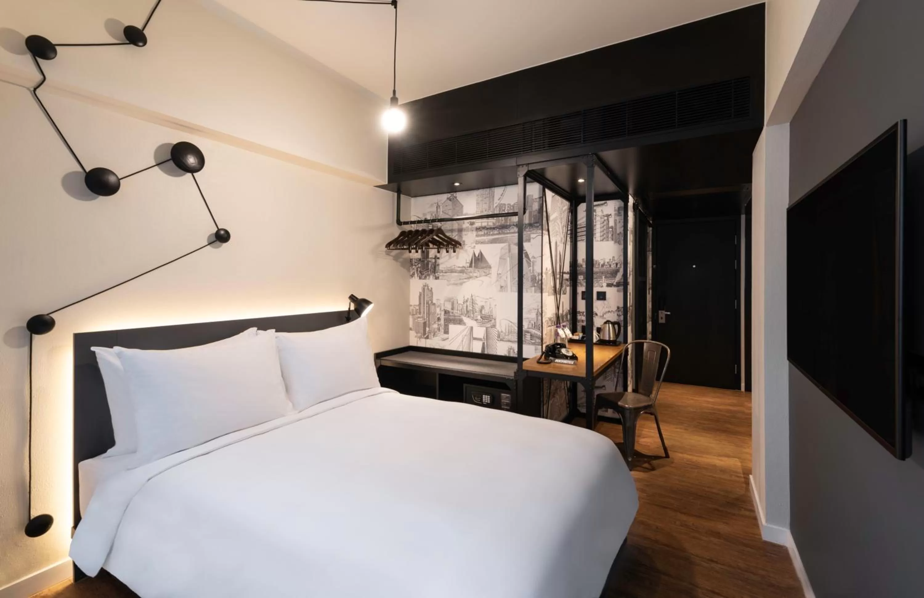 Bedroom, Bed in Pentahotel Hong Kong, Tuen Mun