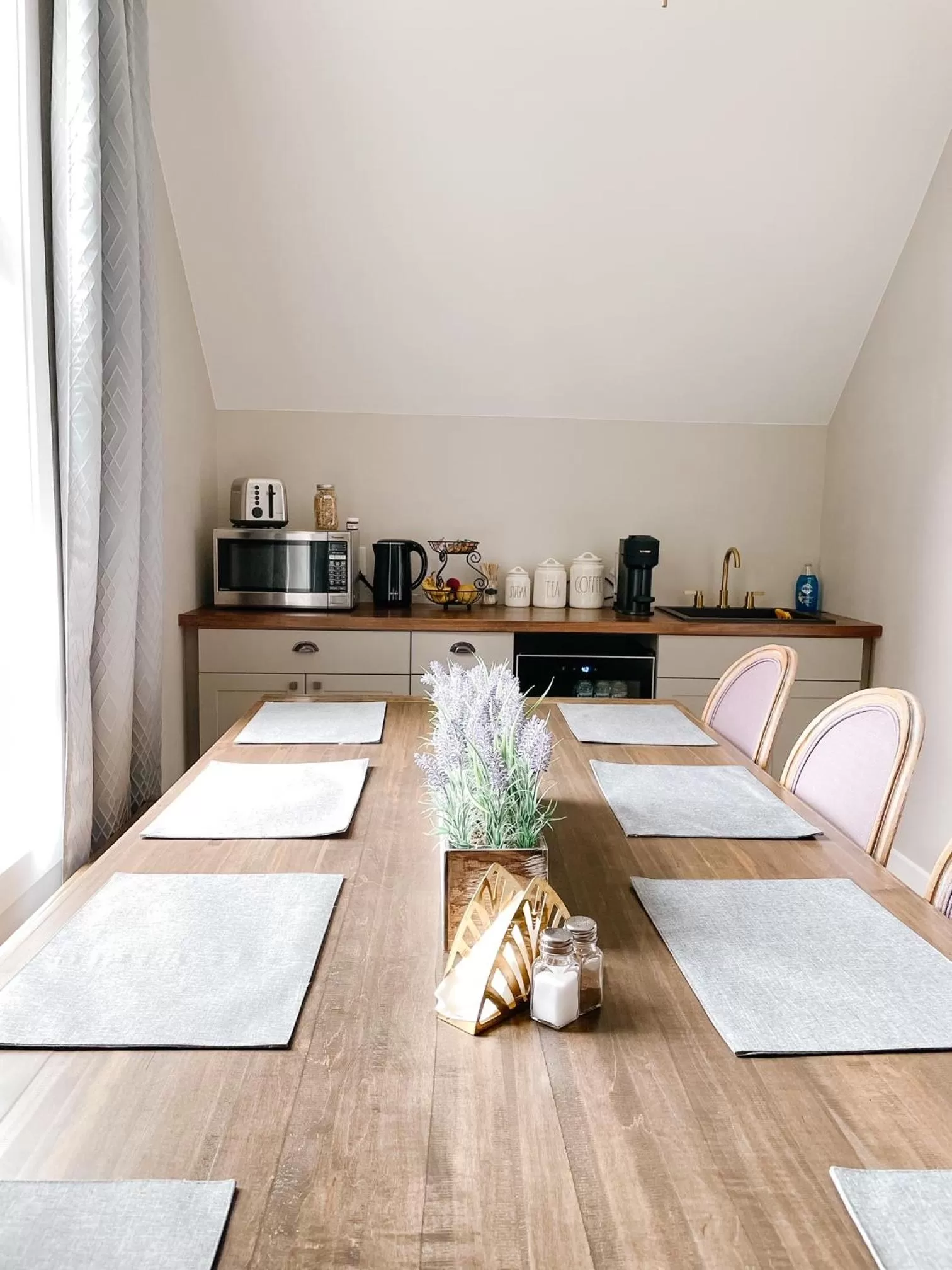 Communal kitchen in Inn On King Bed & Breakfast