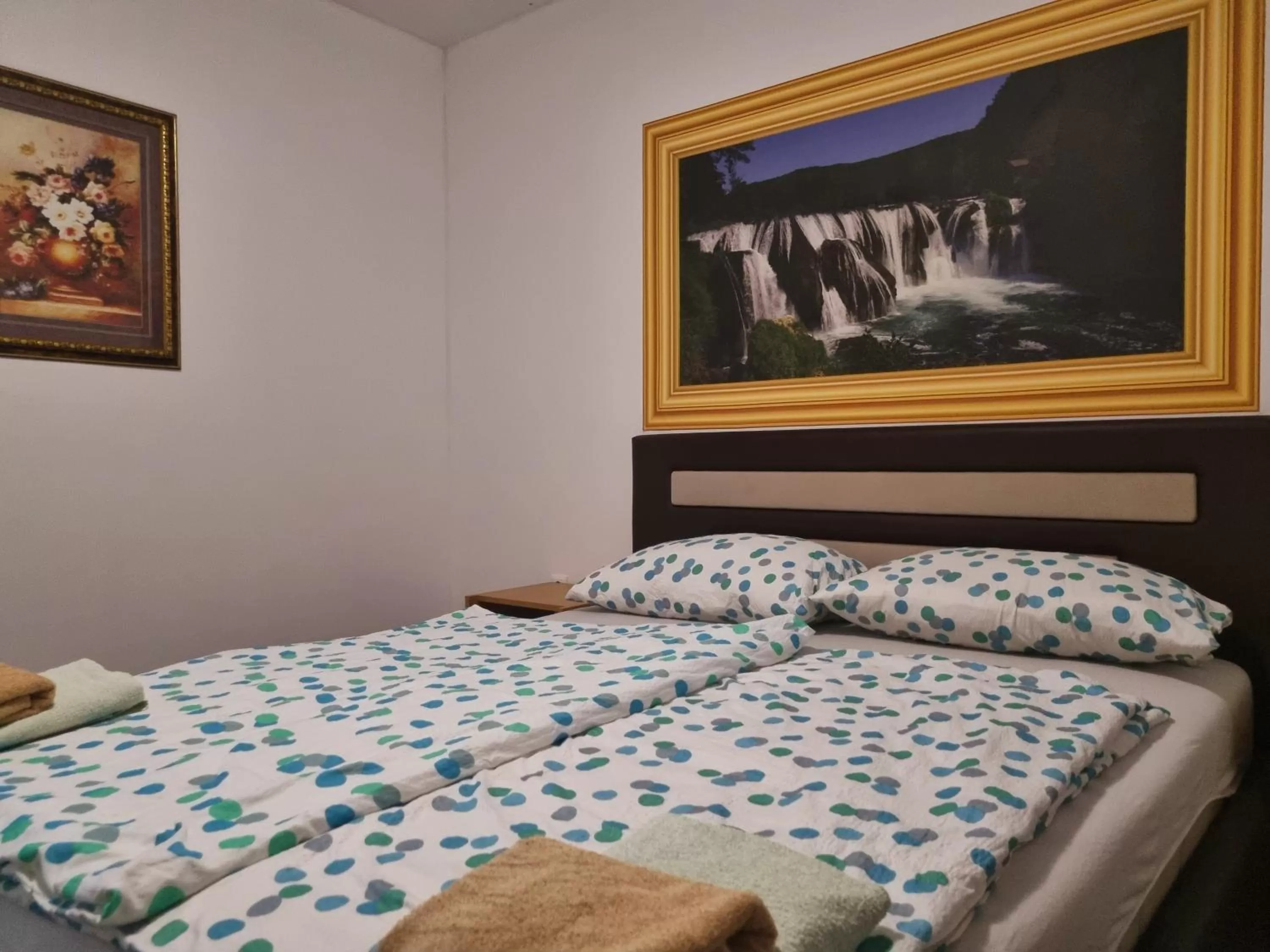 Bedroom, Bed in Motel Medium