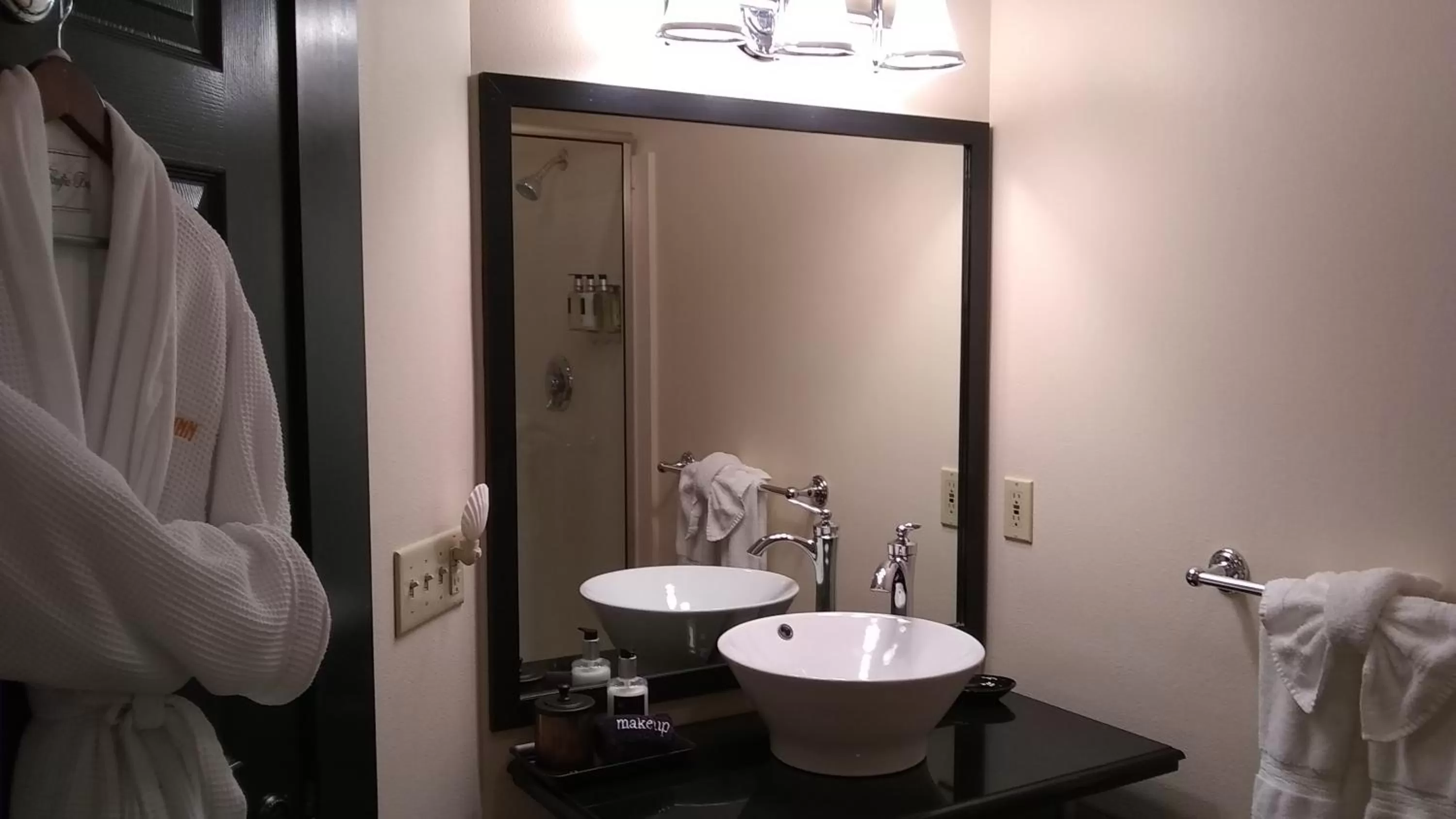 Bathroom in Noyo Harbor Inn