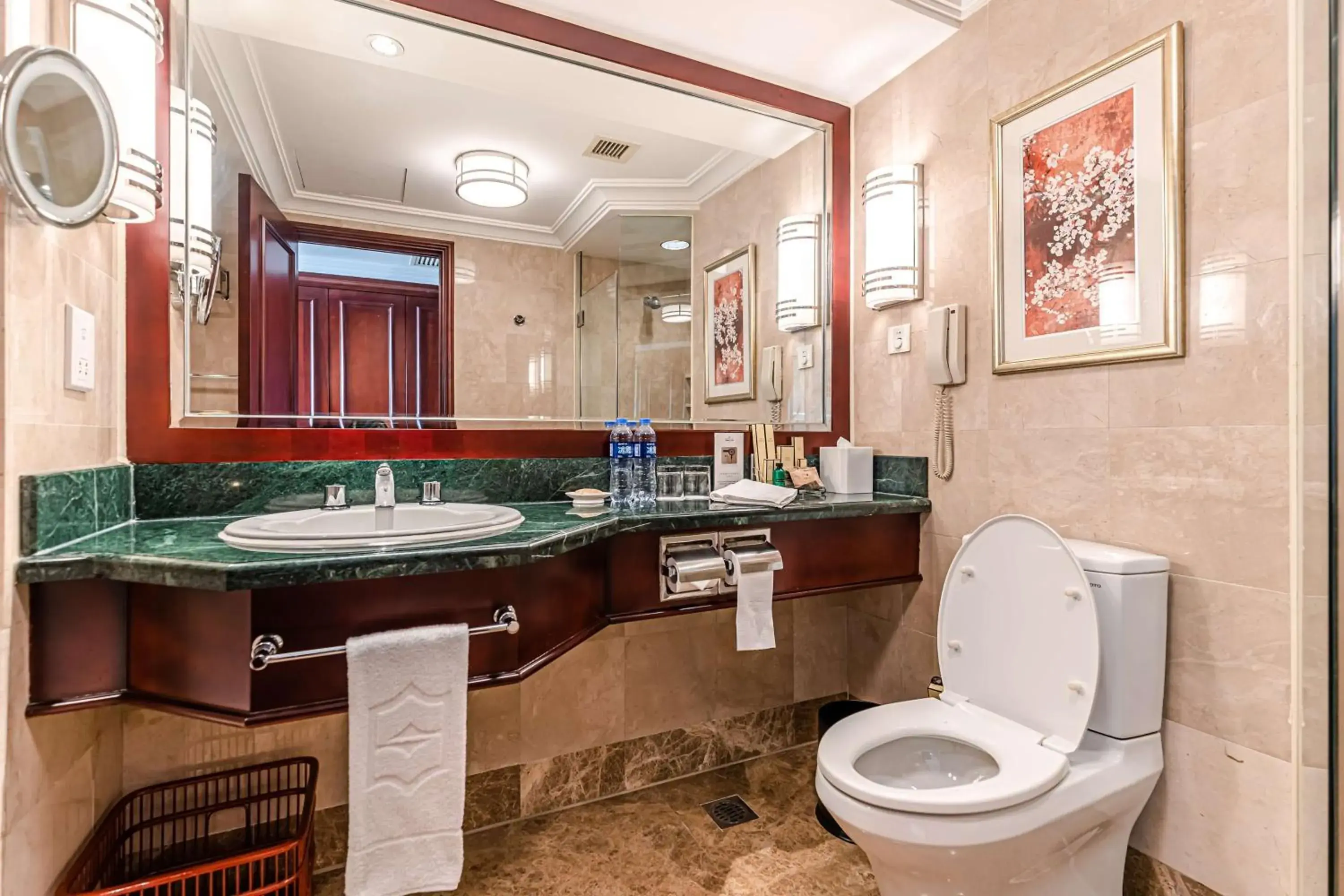 Deluxe Twin Room in Shangri-La Hotel, Wuhan Deluxe Twin Room in Shangri-La Hotel, Wuhan