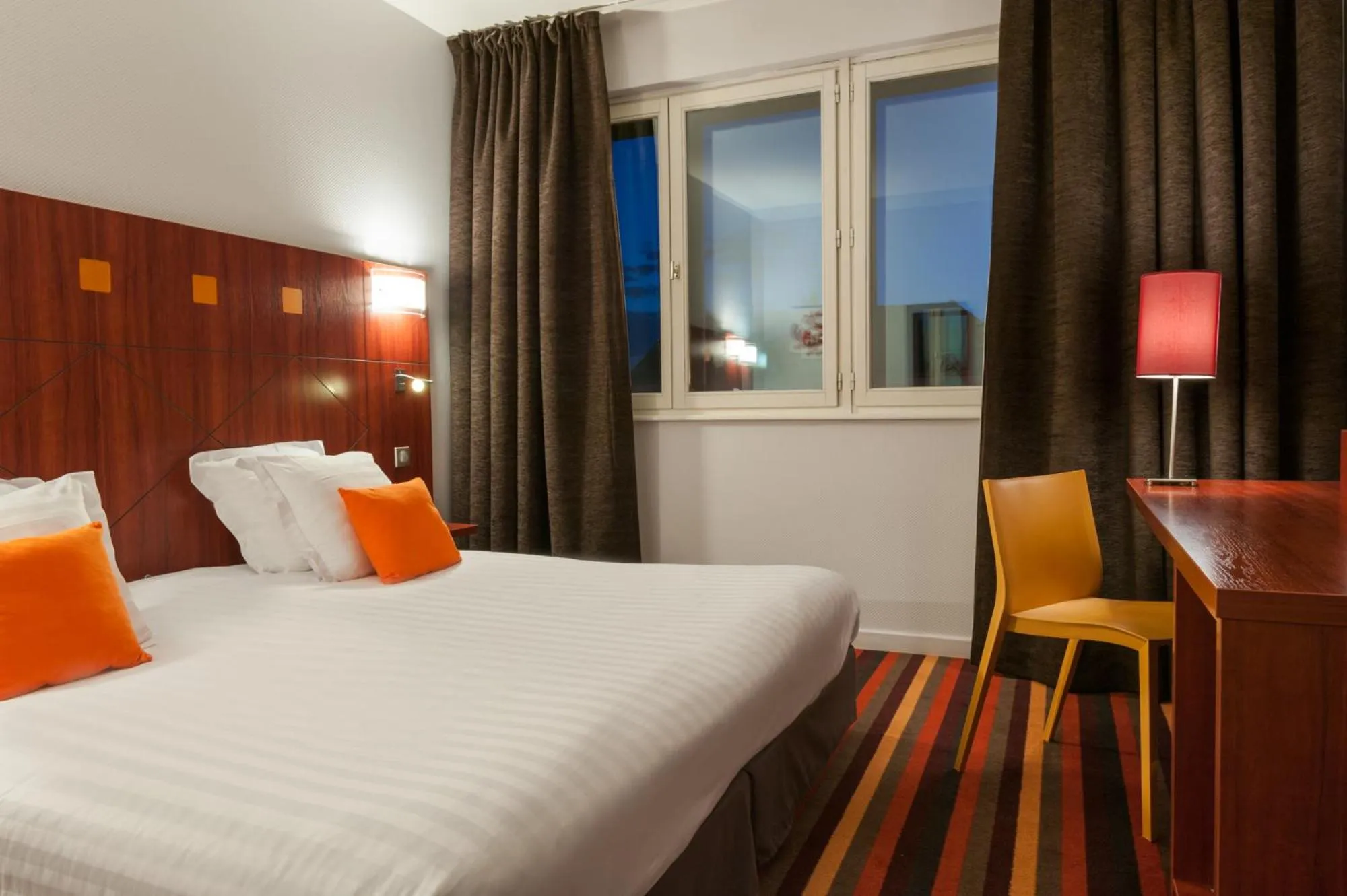 Photo of the whole room, Bed in The Originals Boutique, Hôtel Le Pariou, Issoire