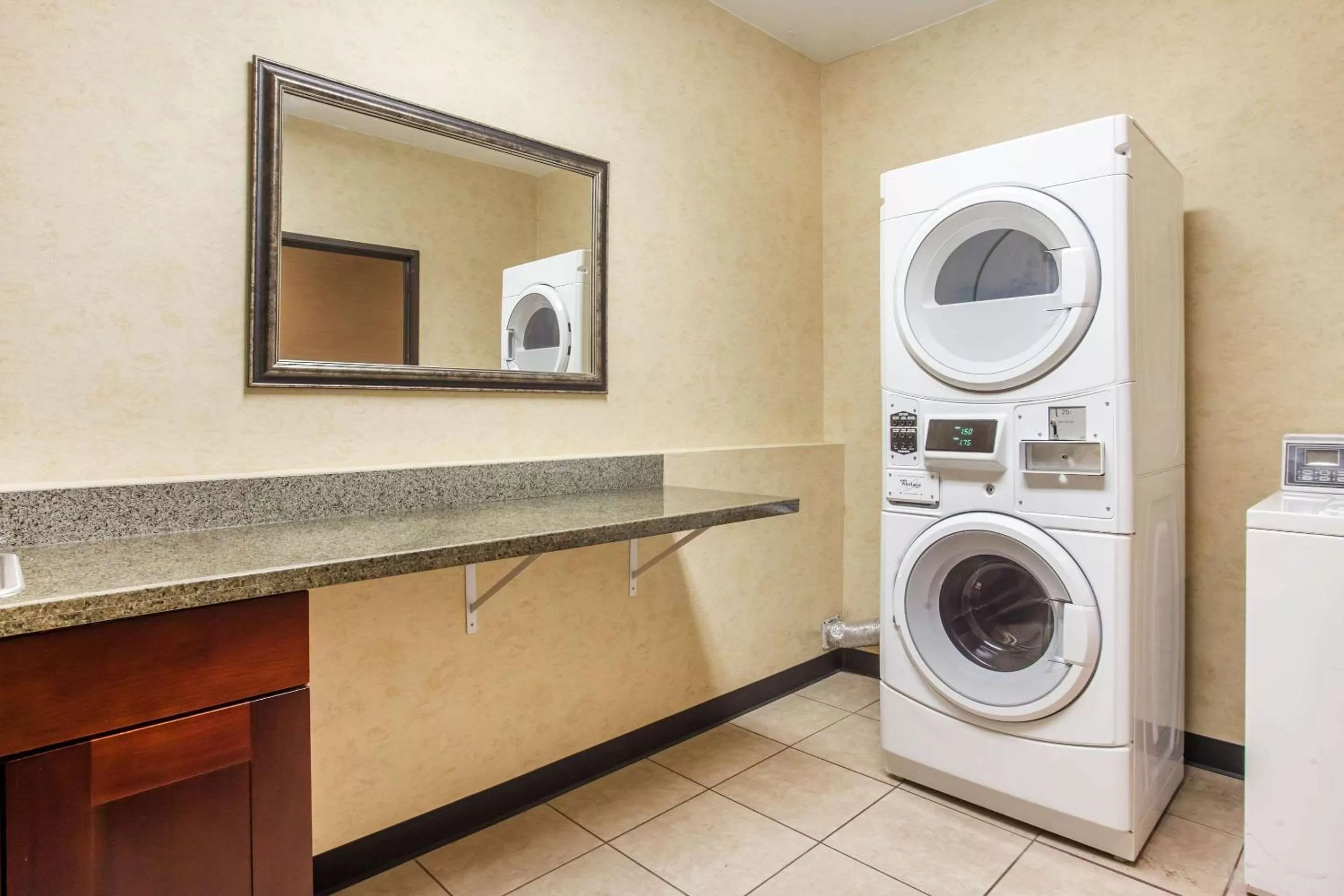 washing machine in Comfort Suites Near Vancouver Mall