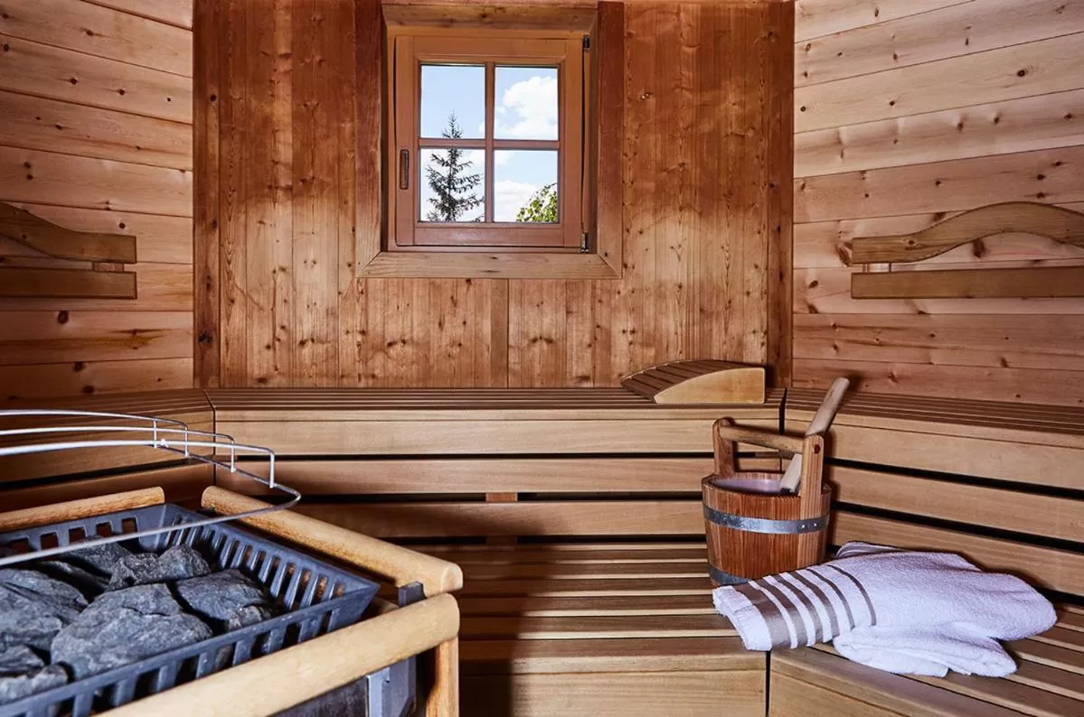 Sauna, Bed in Hotel Häuserl im Wald