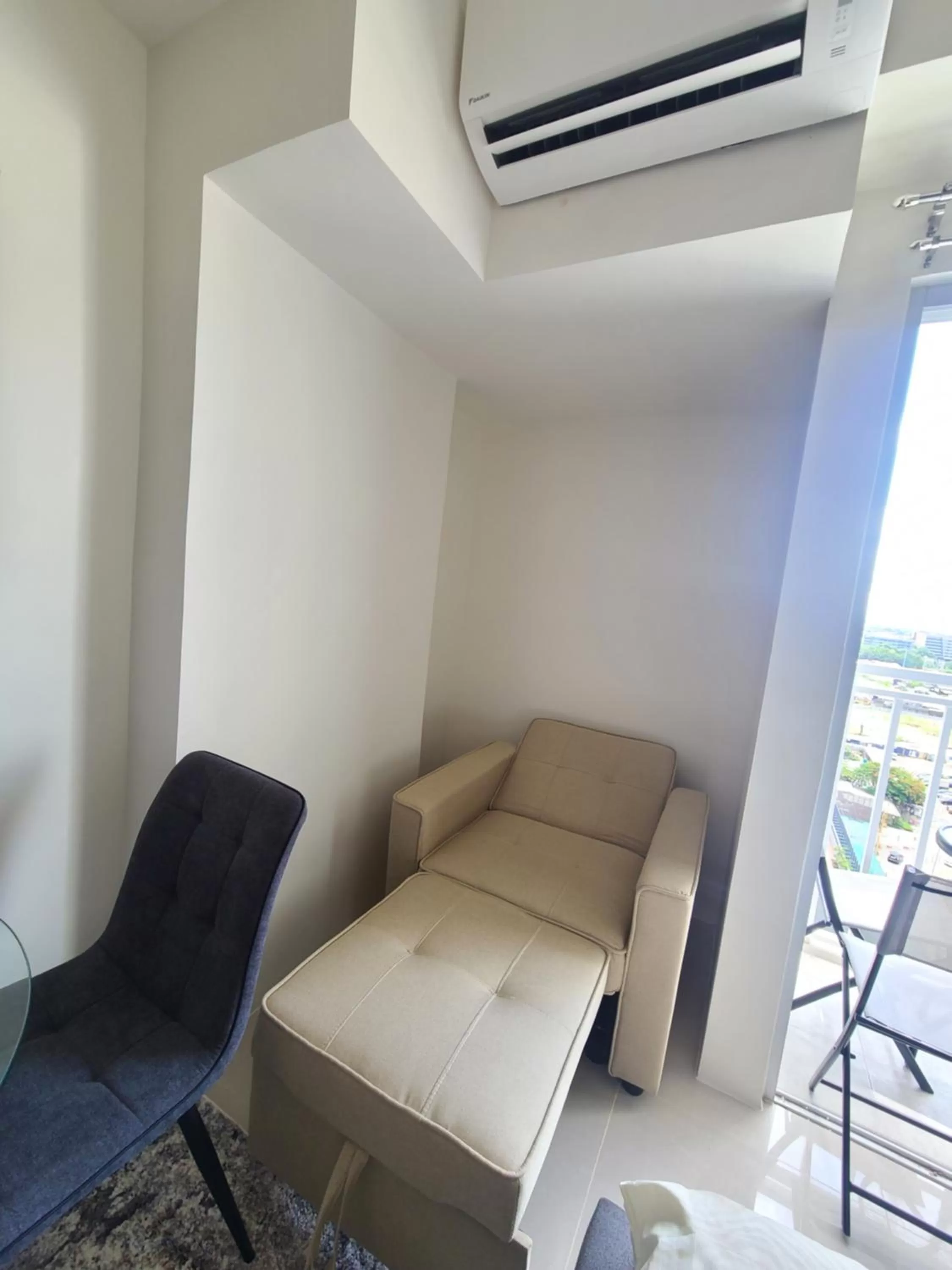 Seating area, Bed in INSPIRIA Condo Free Airport Pickup for 3 nights stay or more