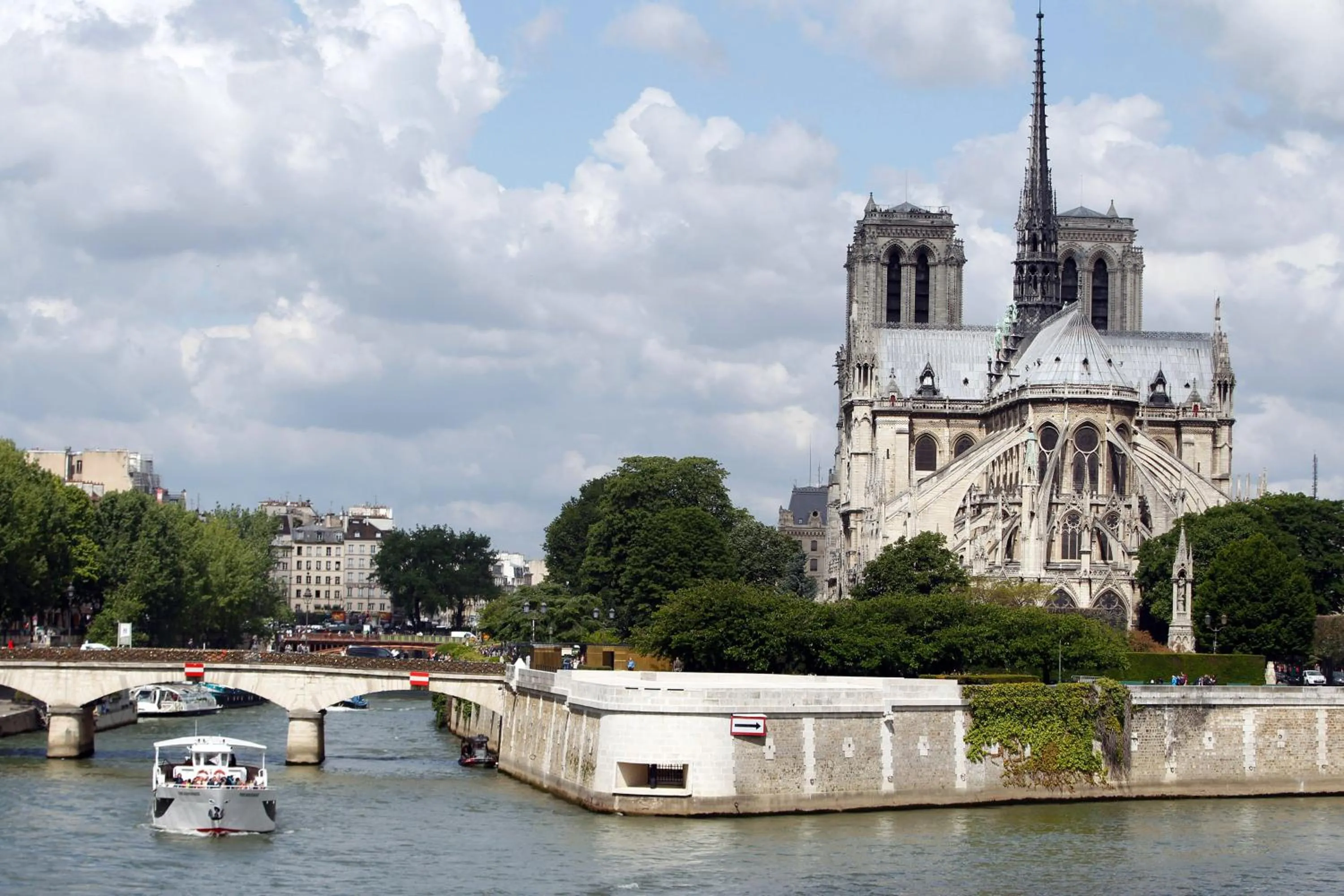 Nearby landmark in Hotel des Deux-Iles - Notre-Dame