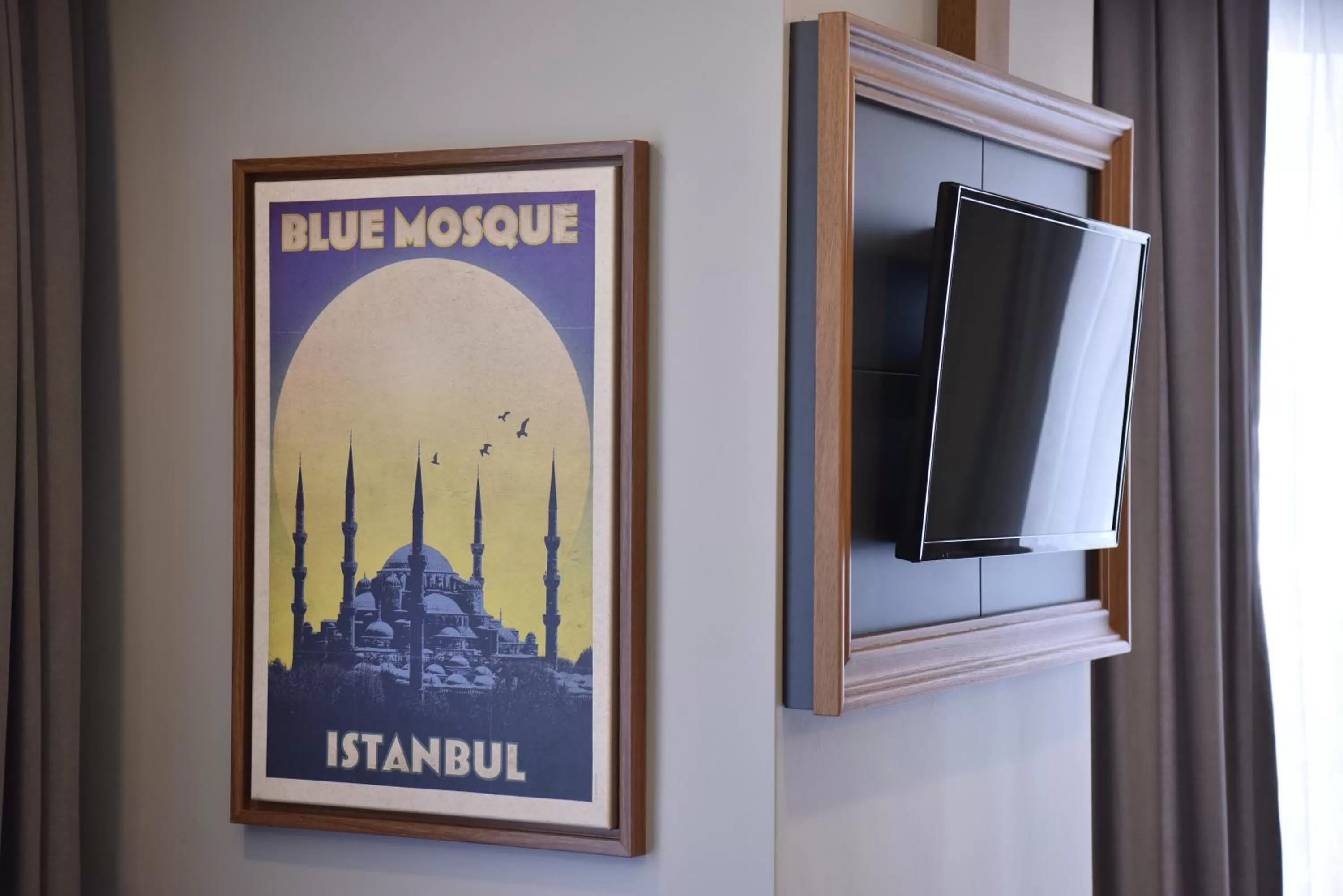 TV and multimedia in FOUR SEVEN HOTEL