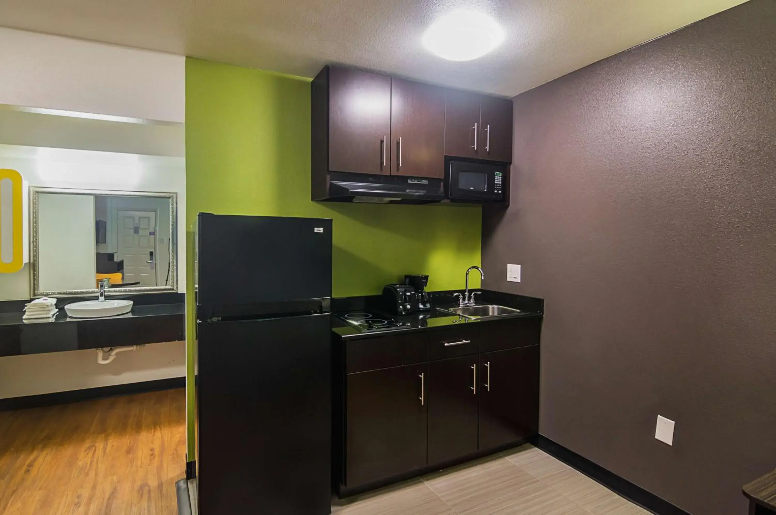 Deluxe Queen Room with Two Queen Beds - single occupancy - Smoking in Studio 6-Tyler, TX Deluxe Queen Room with Two Queen Beds - single occupancy - Smoking in Studio 6-Tyler, TX