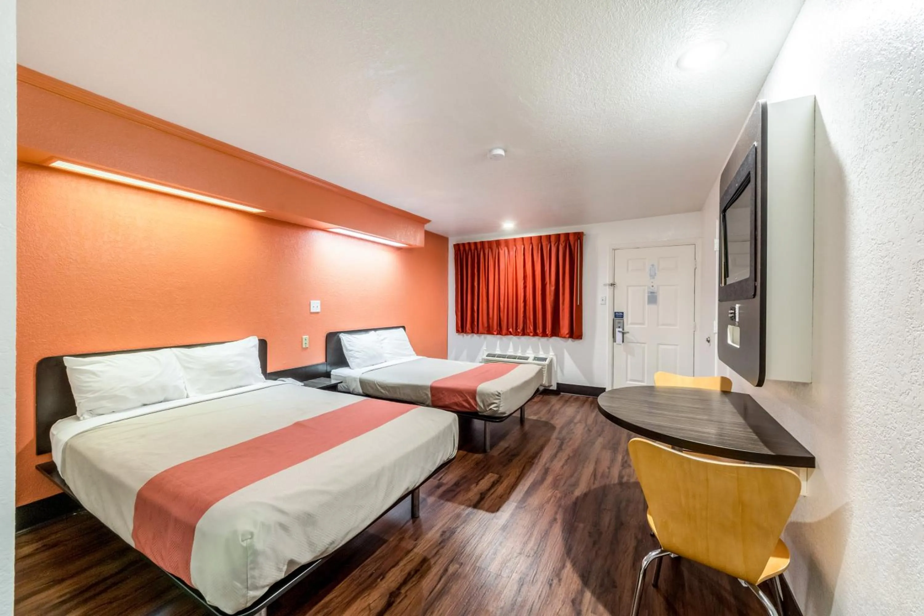 Bedroom, Bed in Motel 6 San Antonio, TX - Frost Bank Center