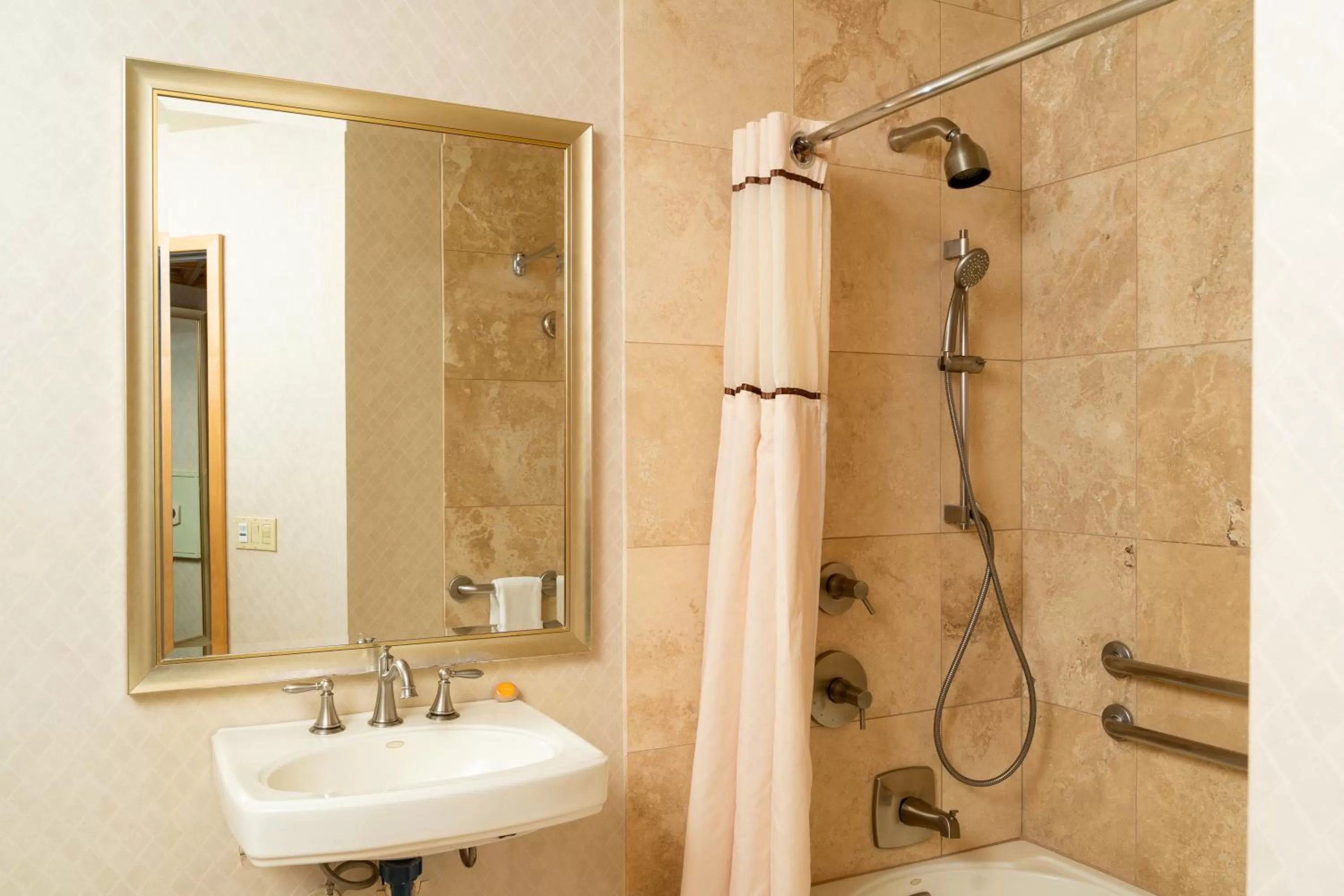 Bathroom in Pacific Terrace Hotel