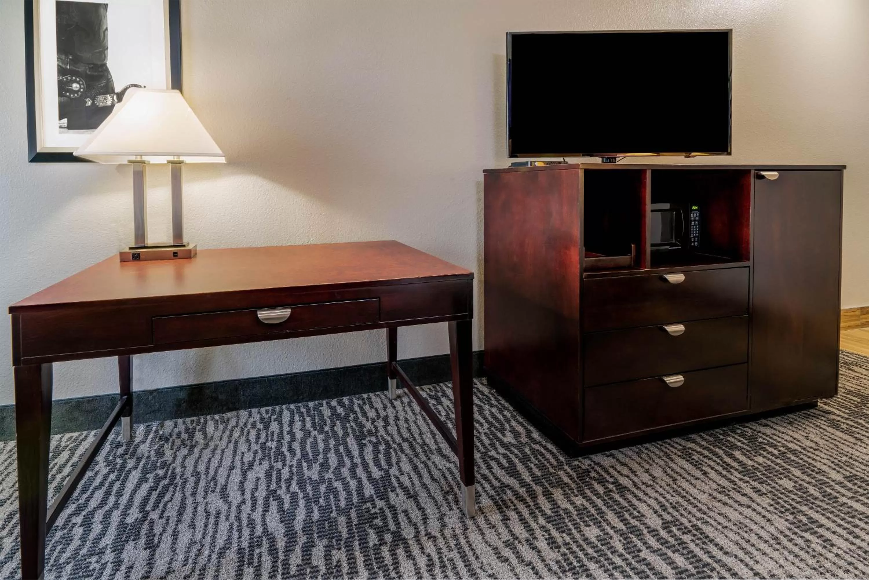 TV and multimedia in La Quinta by Wyndham DFW Airport West - Bedford
