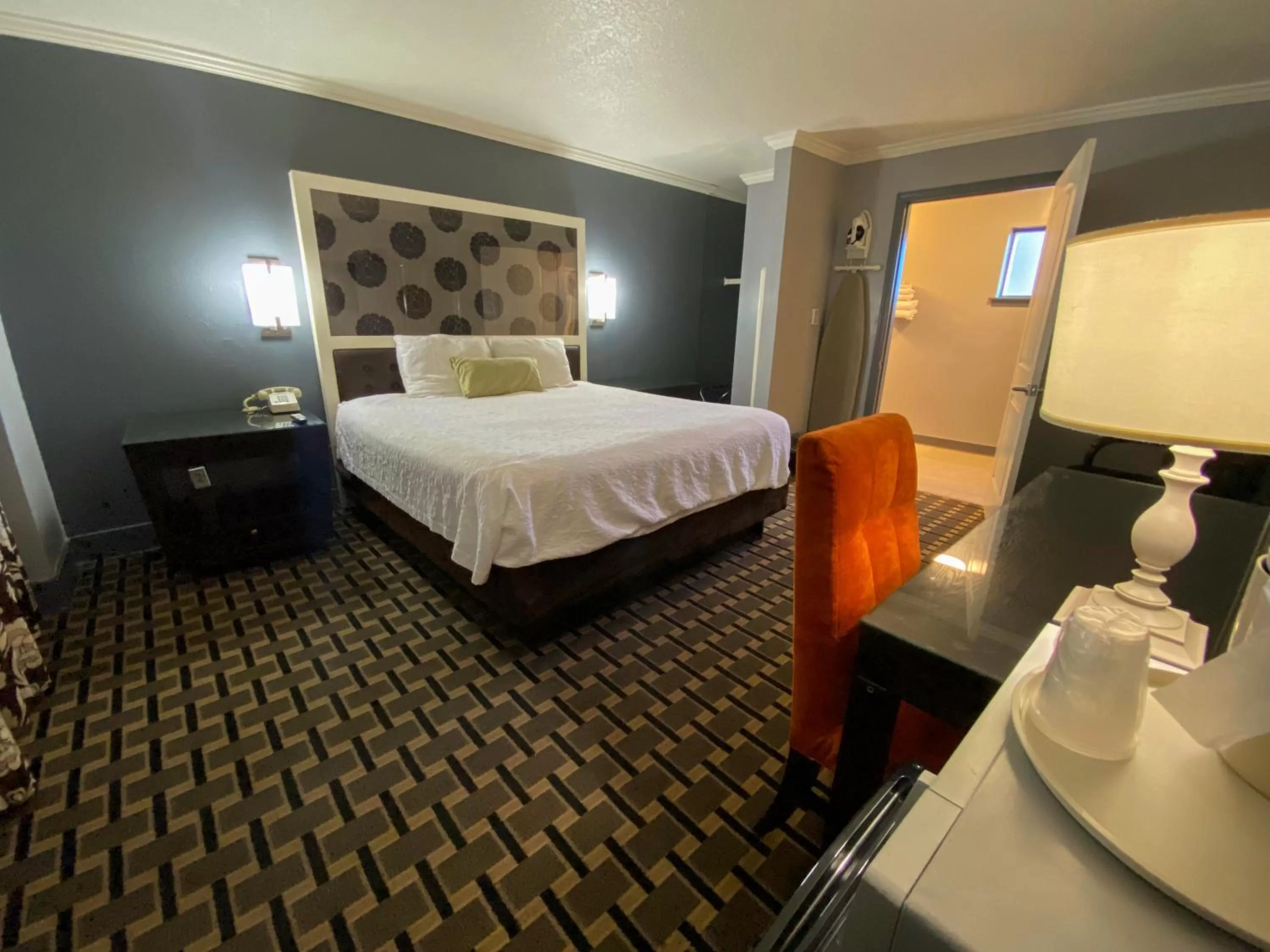 Photo of the whole room, Bed in Budget INN At The Heavenly Gondola