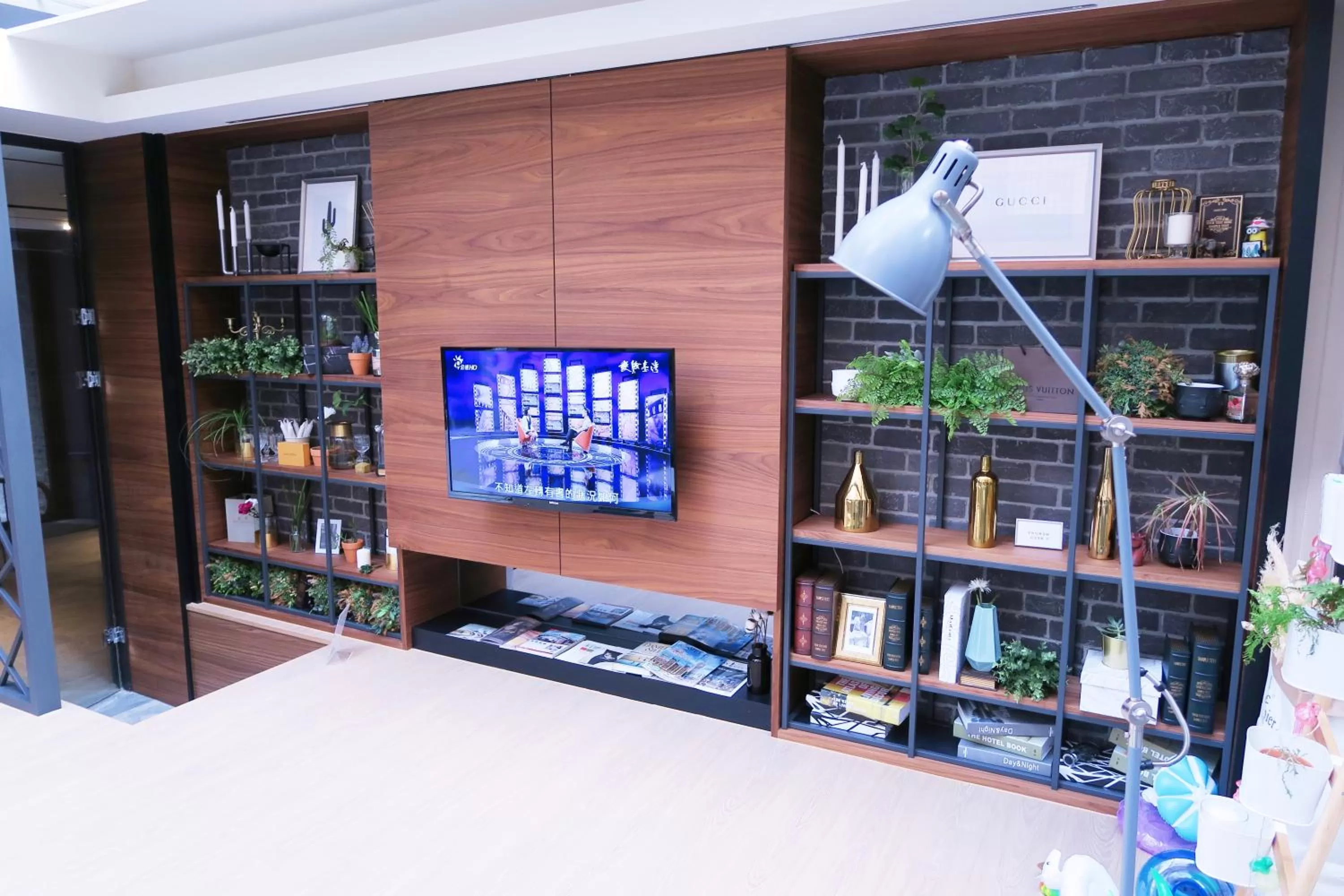 Communal lounge/ TV room in Greenight Hotel