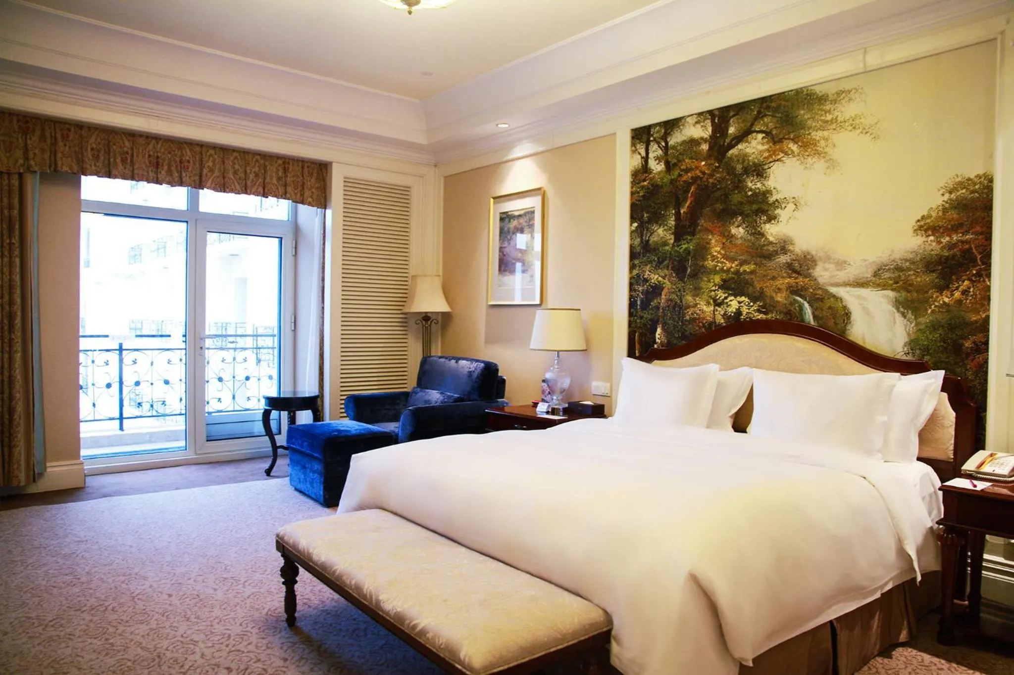 Photo of the whole room, Bed in Crowne Plaza Ocean Spring Resort by IHG
