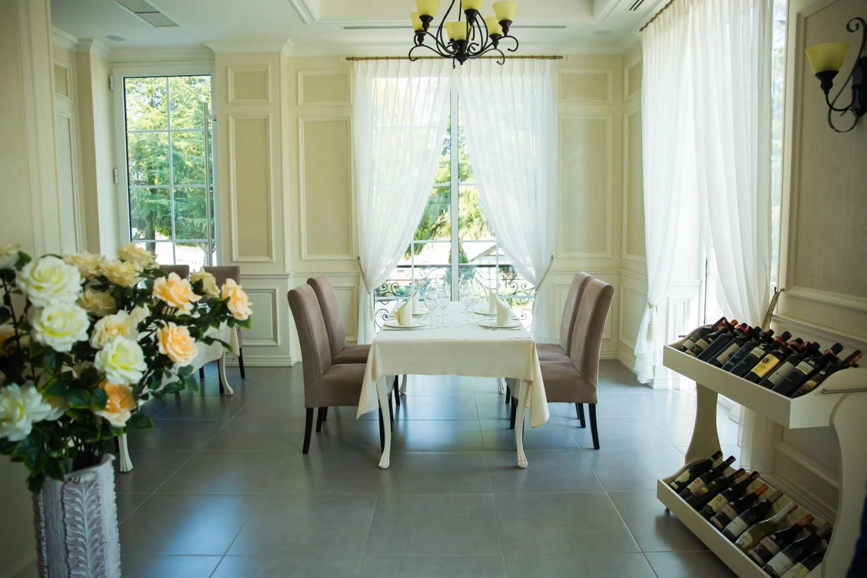 Dining area in Royal Hill Hotel