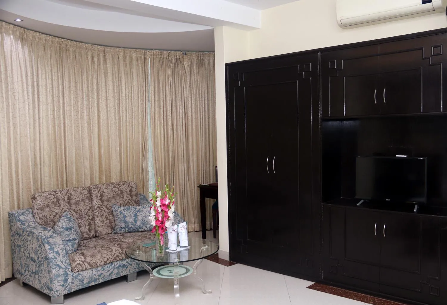 Communal lounge/ TV room in Hotel Valley Garden - Sylhet