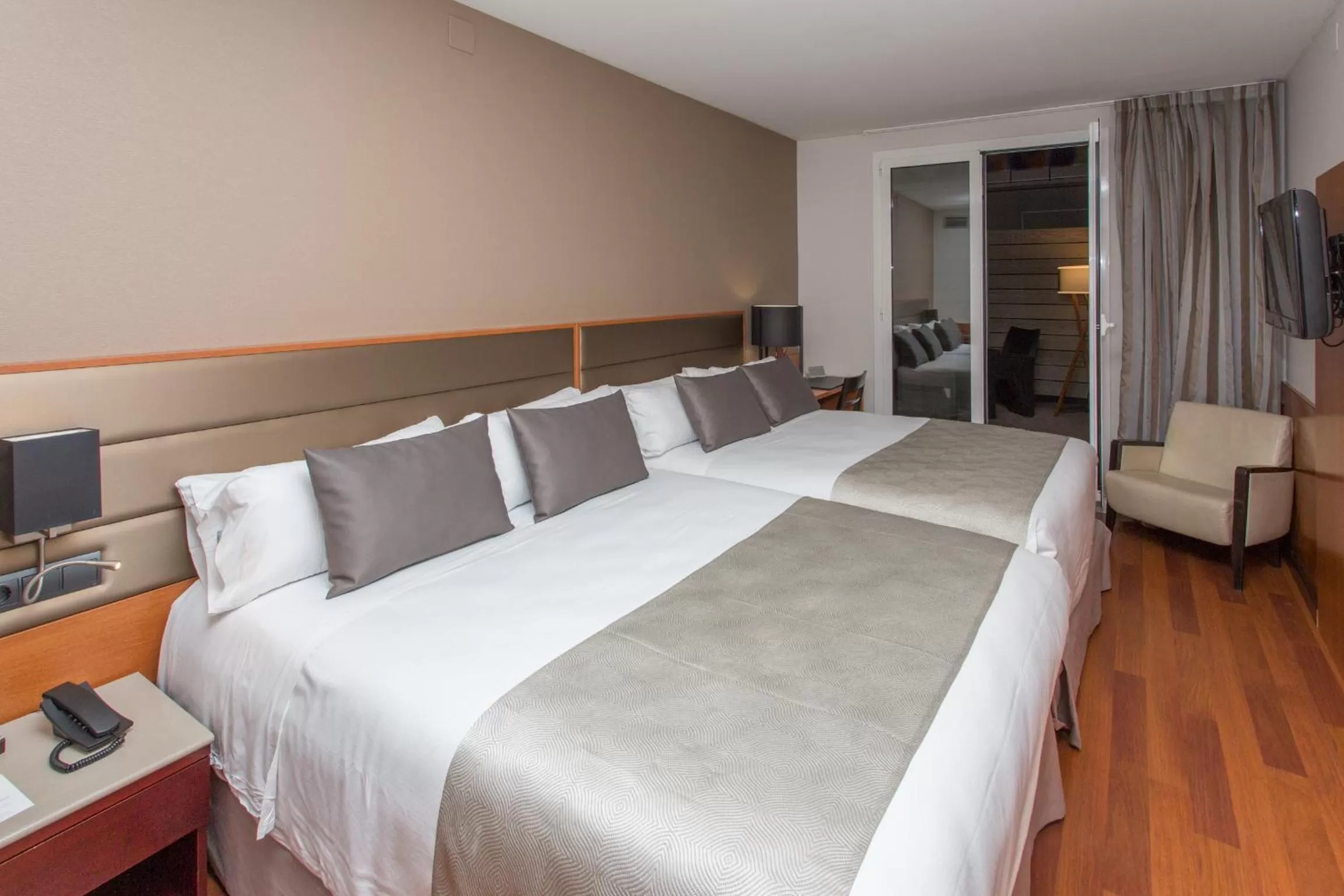 Photo of the whole room, Bed in Catalonia Diagonal Centro