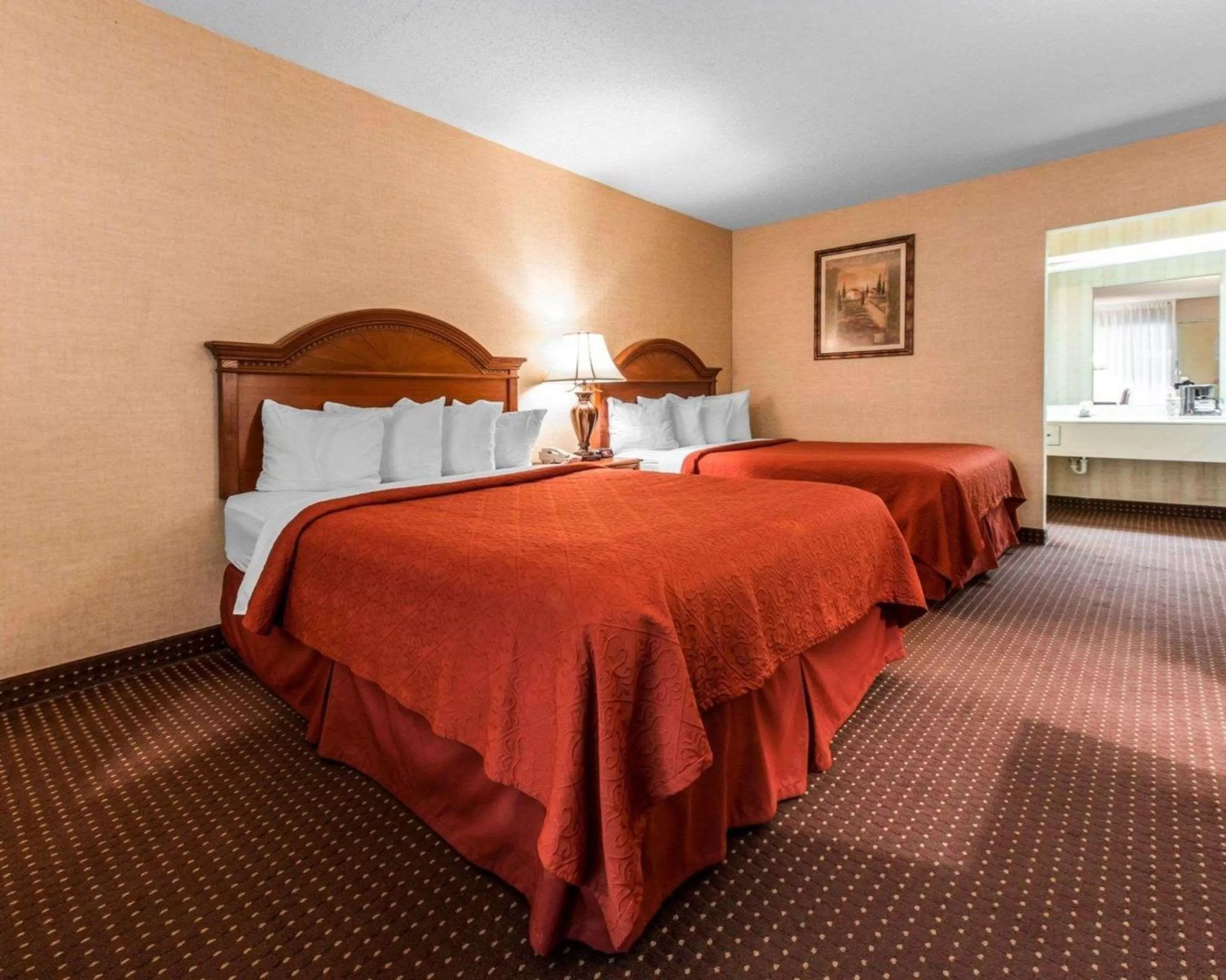 Photo of the whole room, Bed in Quality Inn & Suites Erie near Casino