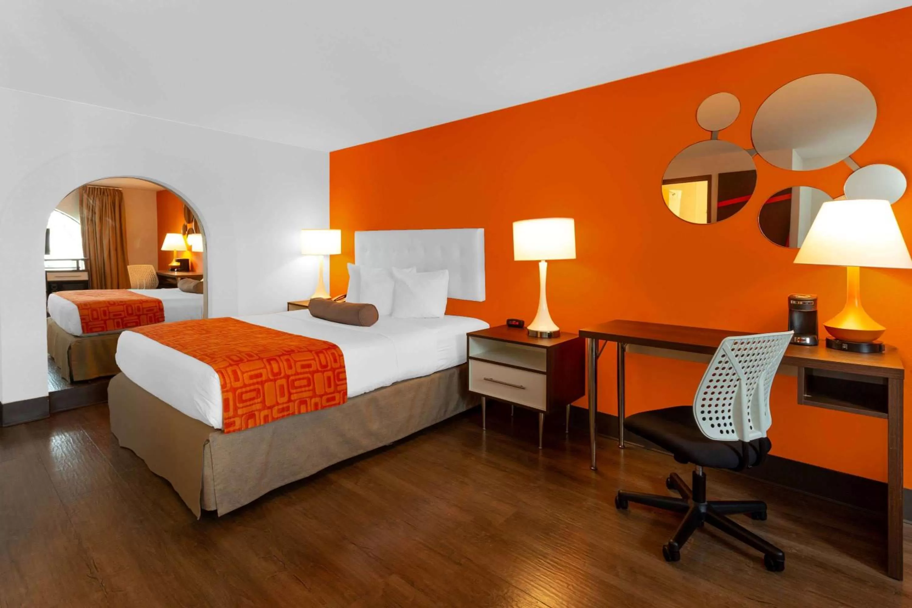 Photo of the whole room, Bed in Howard Johnson by Wyndham Waukegan Great Lakes