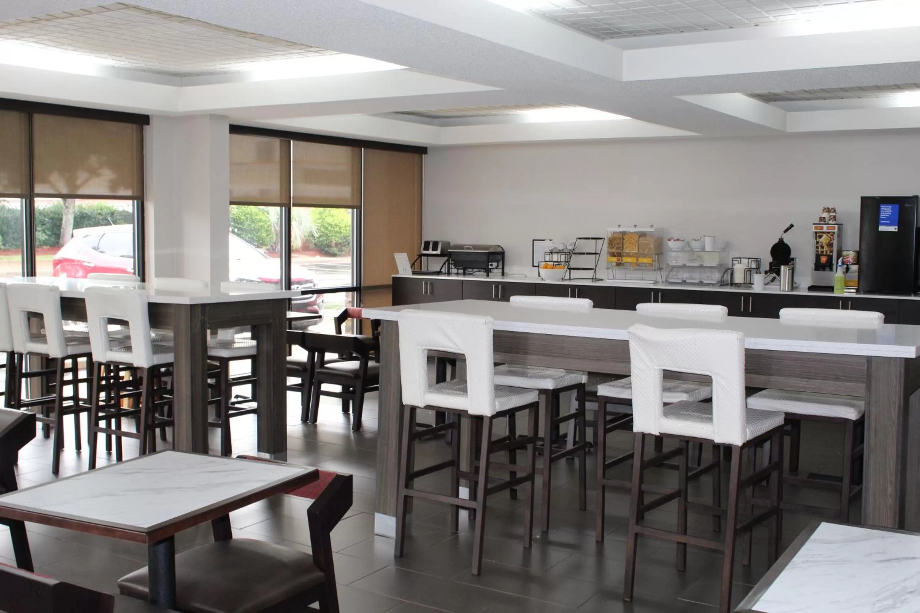 Lounge or bar in Clarion Pointe Forsyth I-75