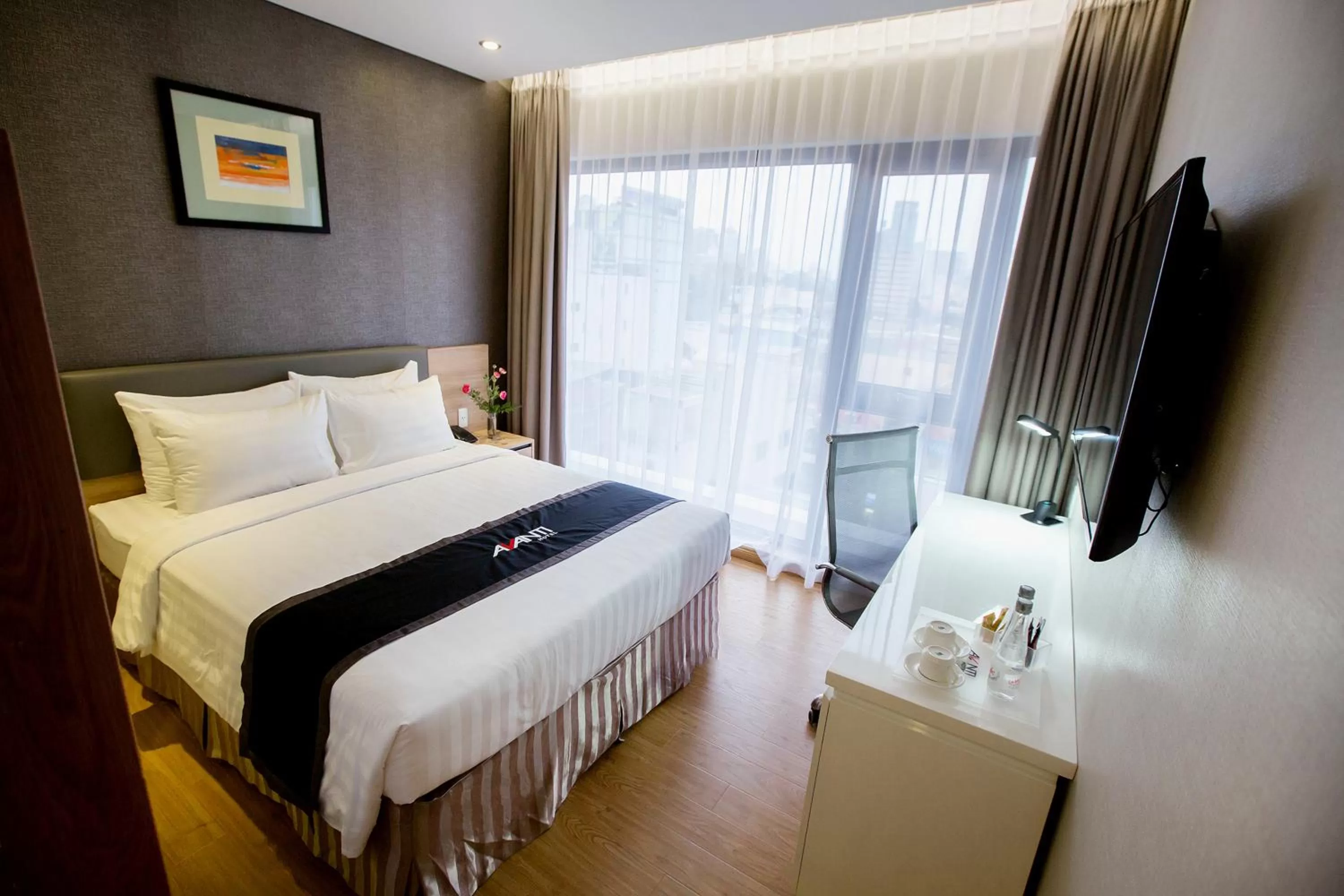 Property building, Bed in Avanti Hotel