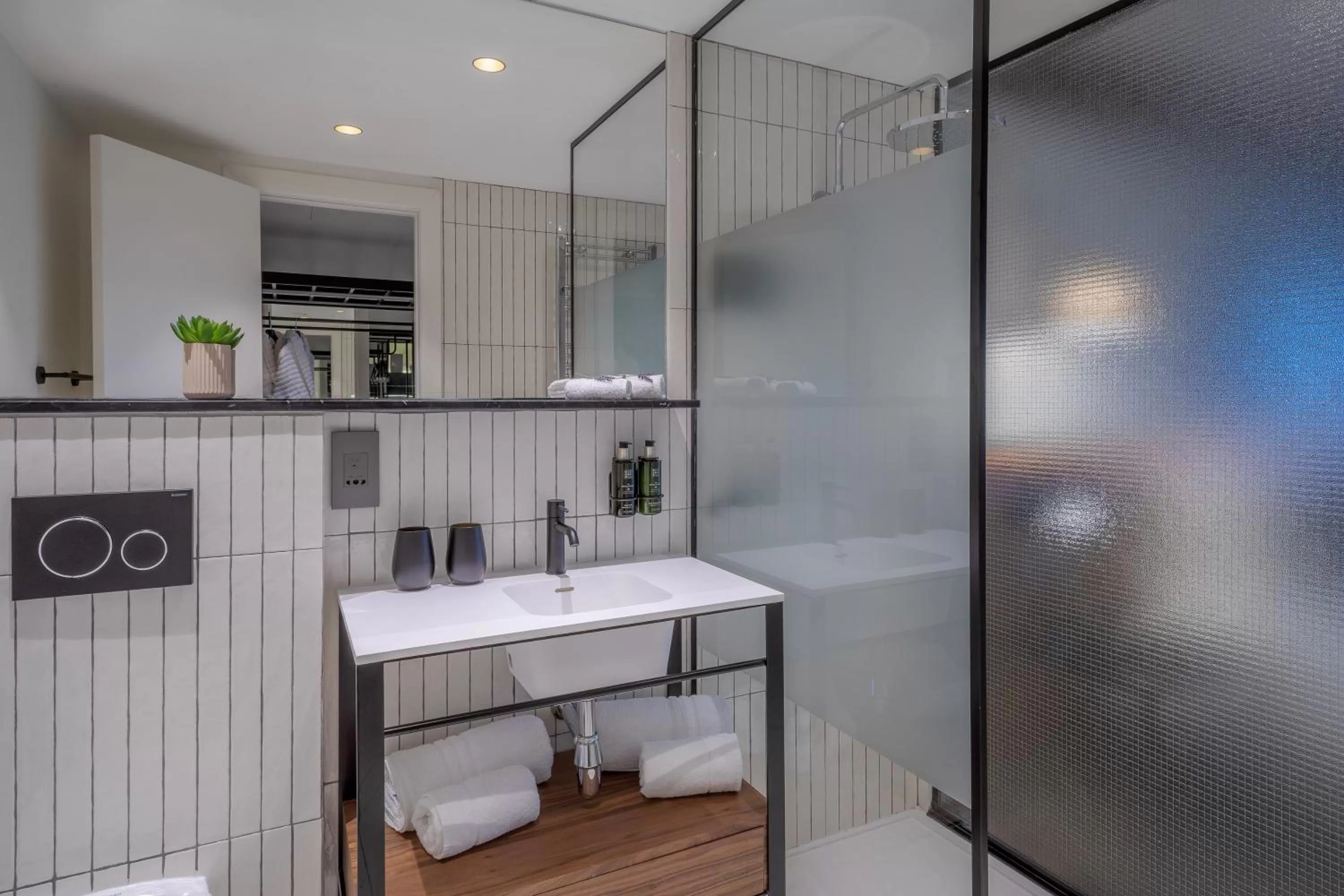 Shower in Melia White House Hotel