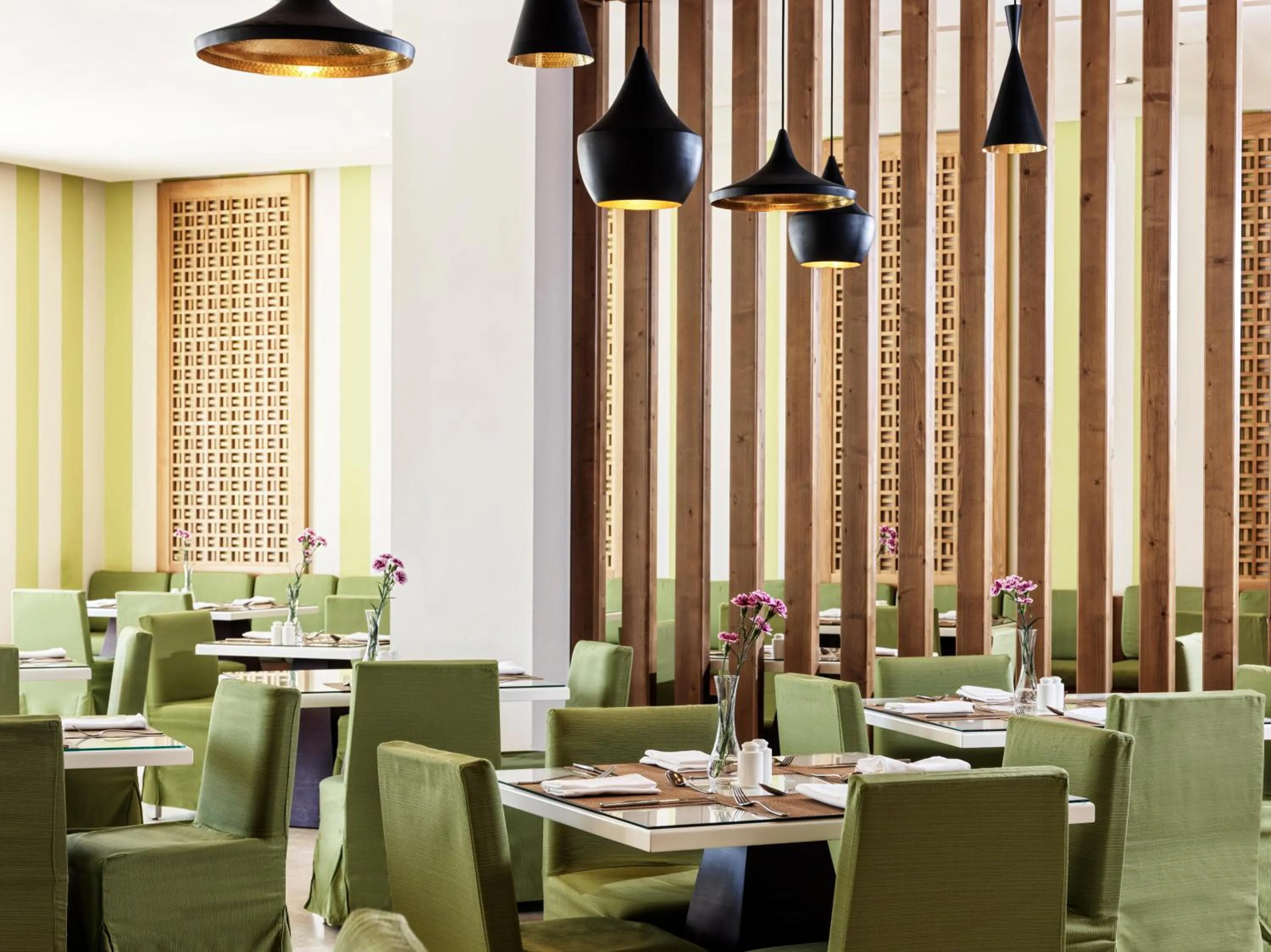 Restaurant/places to eat in Juweira Boutique Hotel Adult only