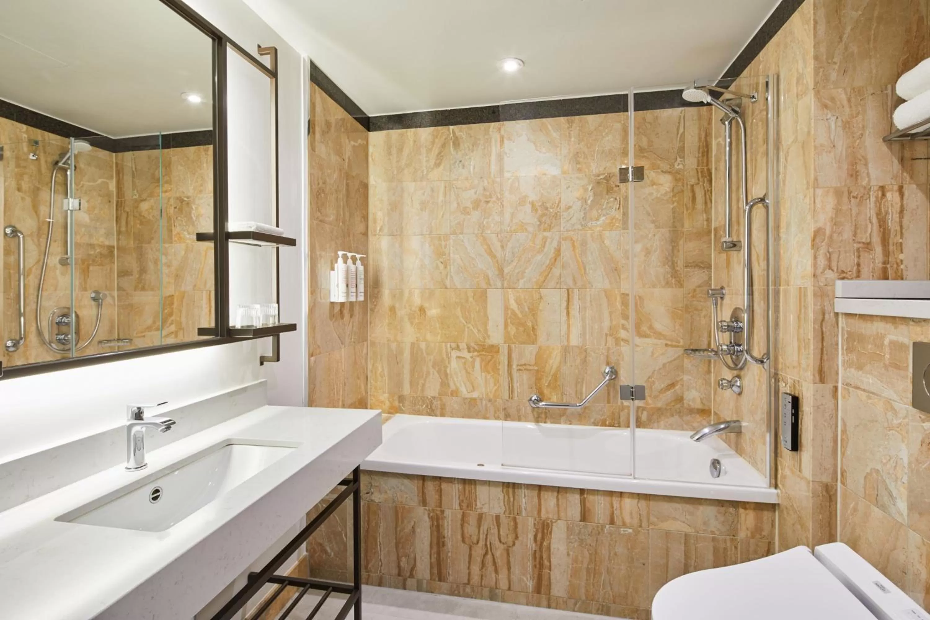 Bathroom in London Marriott Hotel Grosvenor Square