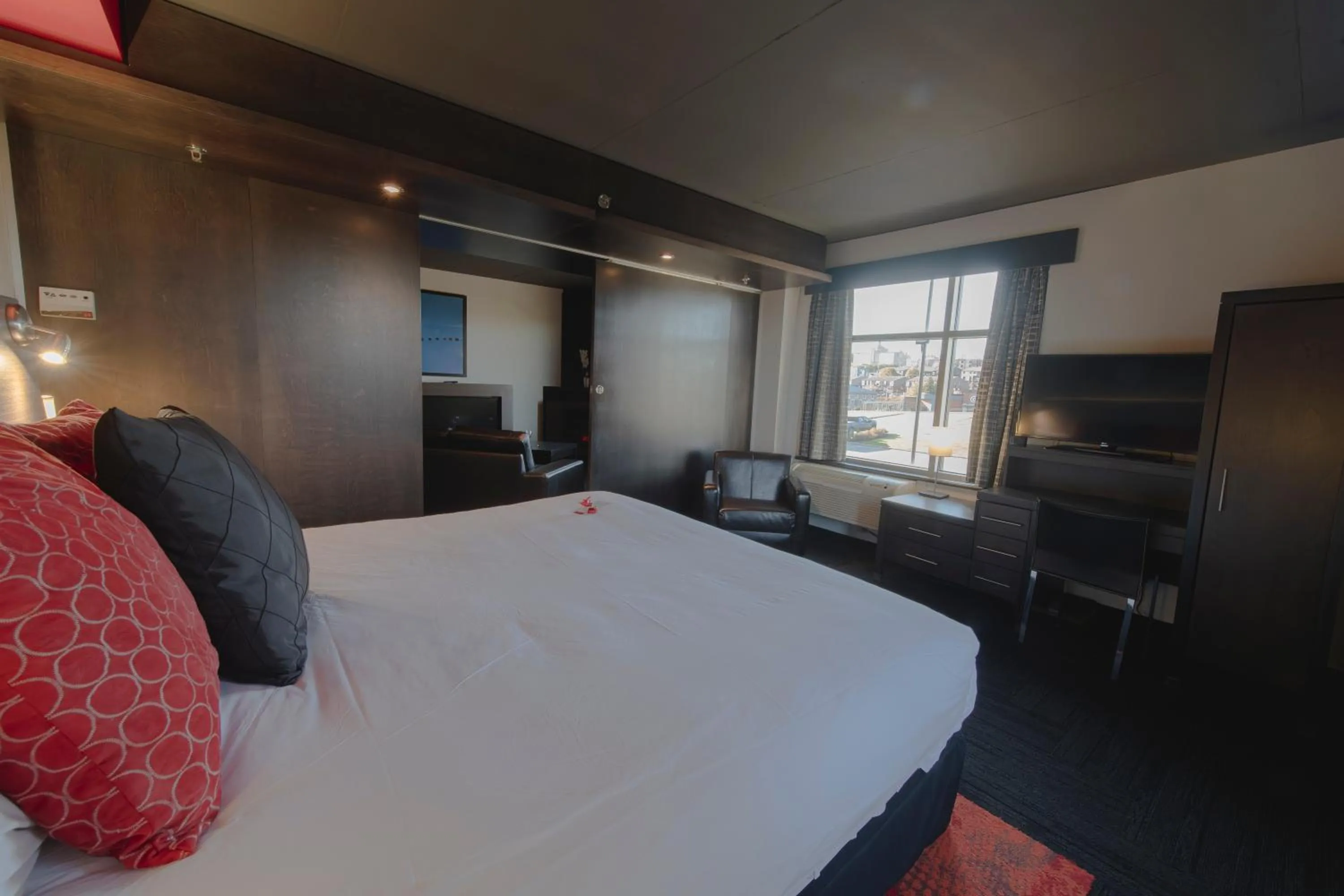 Photo of the whole room, Bed in Grand Times Hotel – Aeroport de Quebec