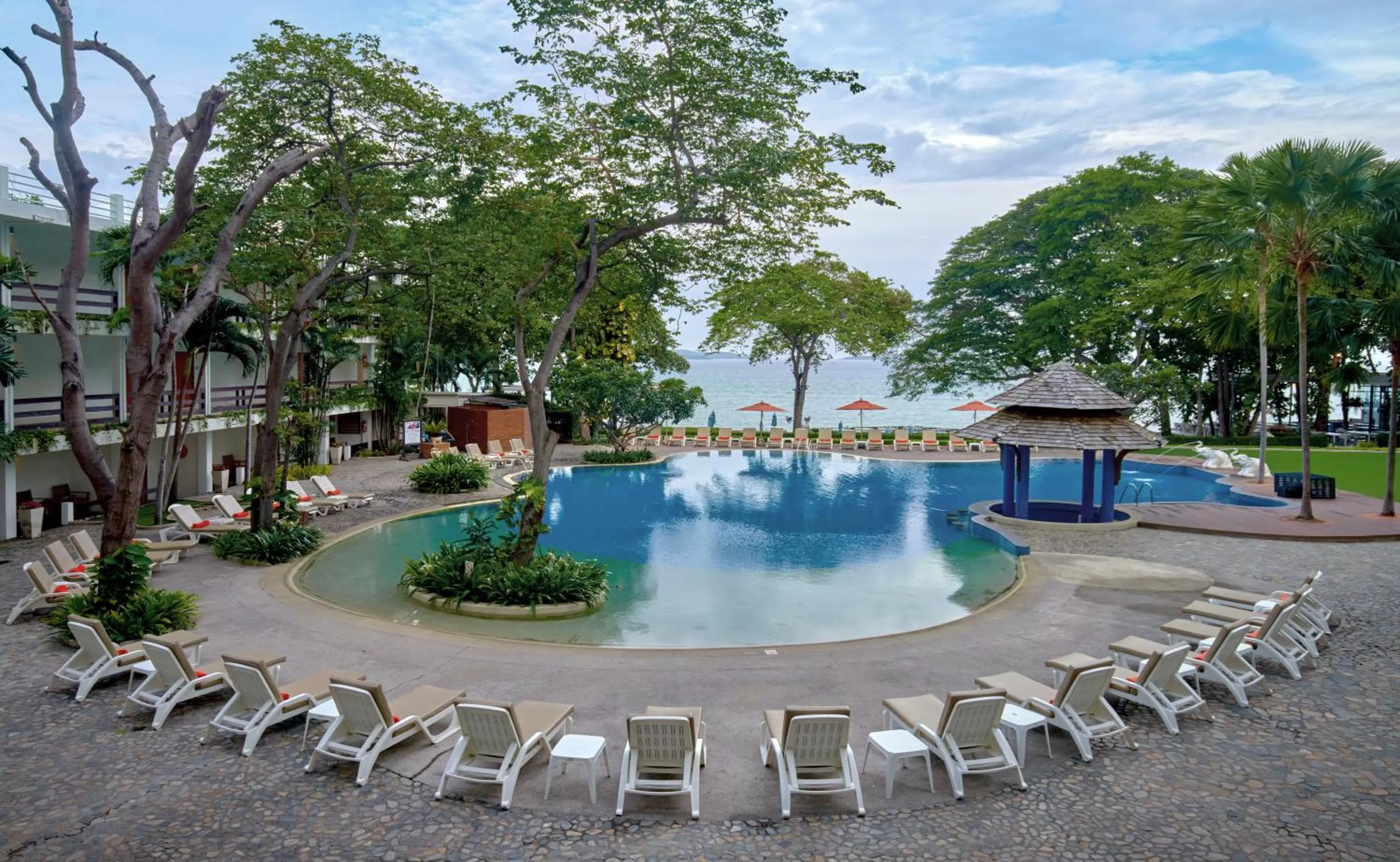 Swimming pool in Cosy Beach Hotel - SHA Extra Plus