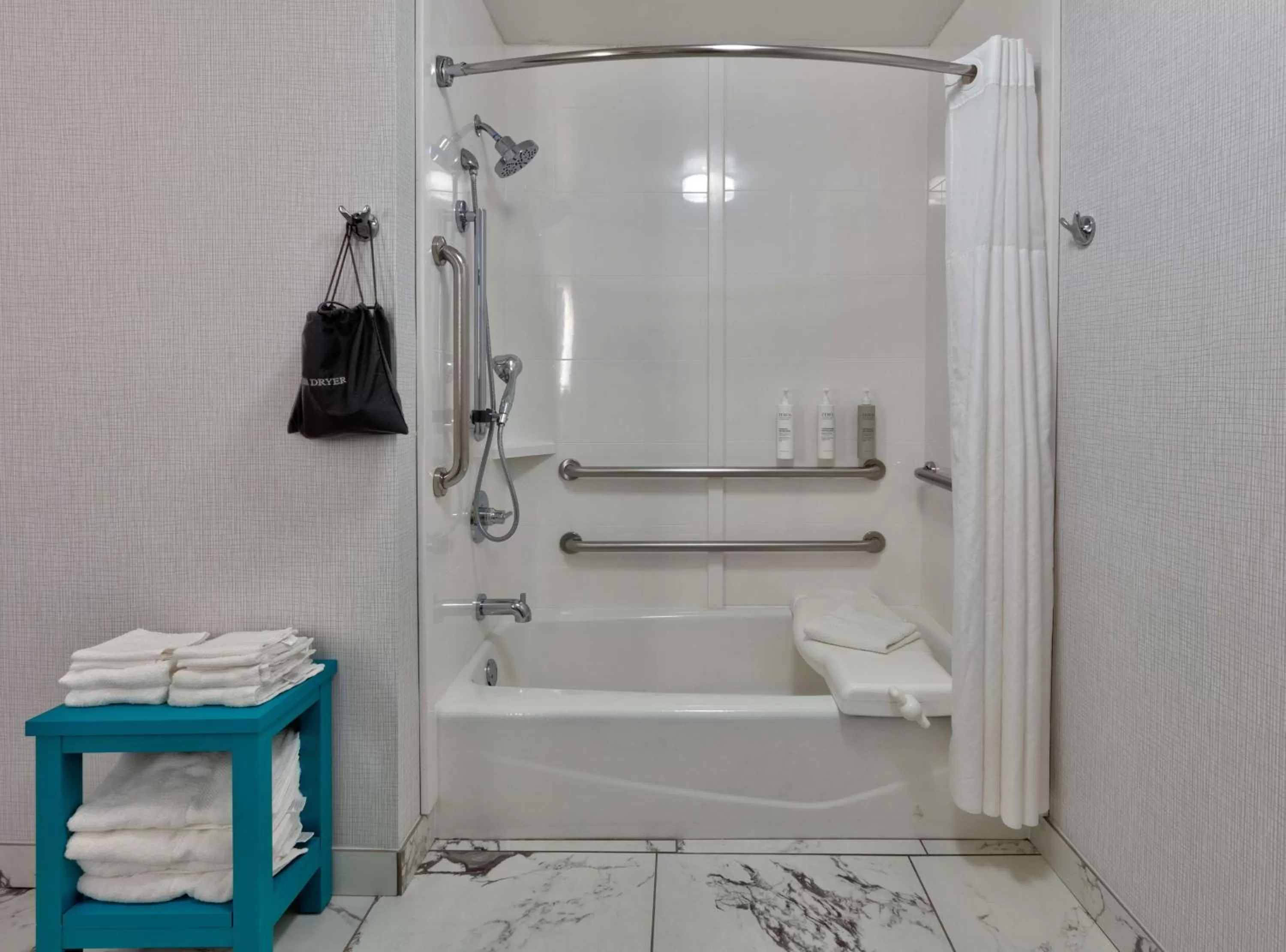 Bathroom in Hampton Inn Norfolk