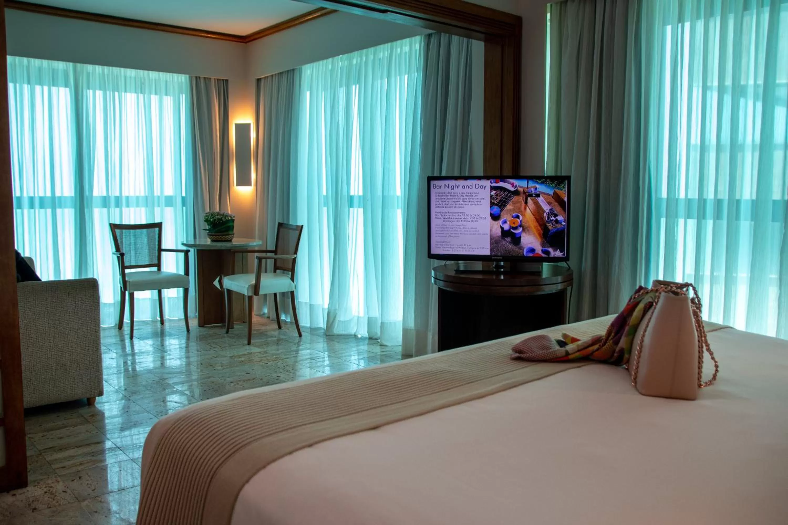 Communal lounge/ TV room, Bed in Hotel Atlante Plaza