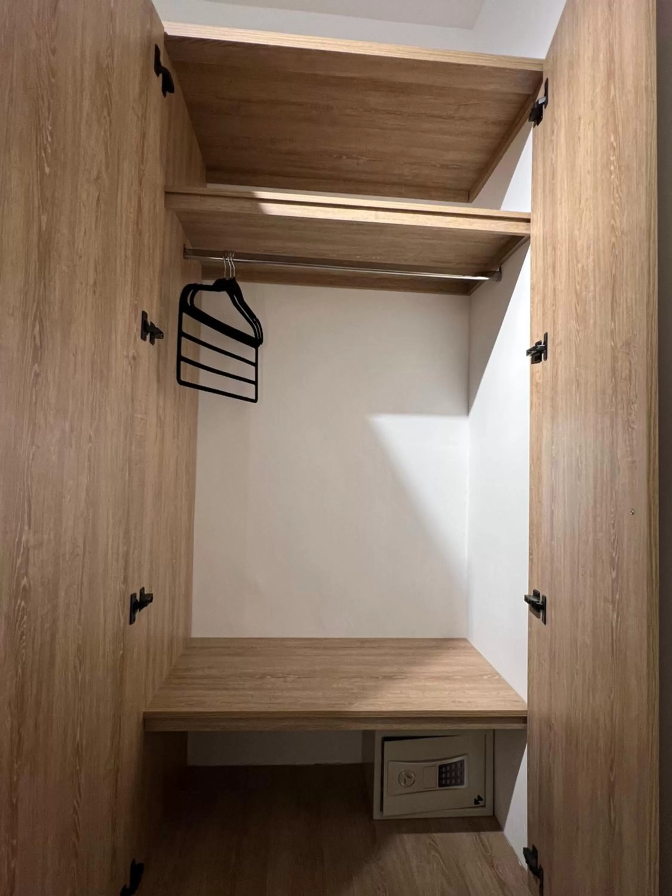 wardrobe in HOTEL 9.5 SAN FERNANDO