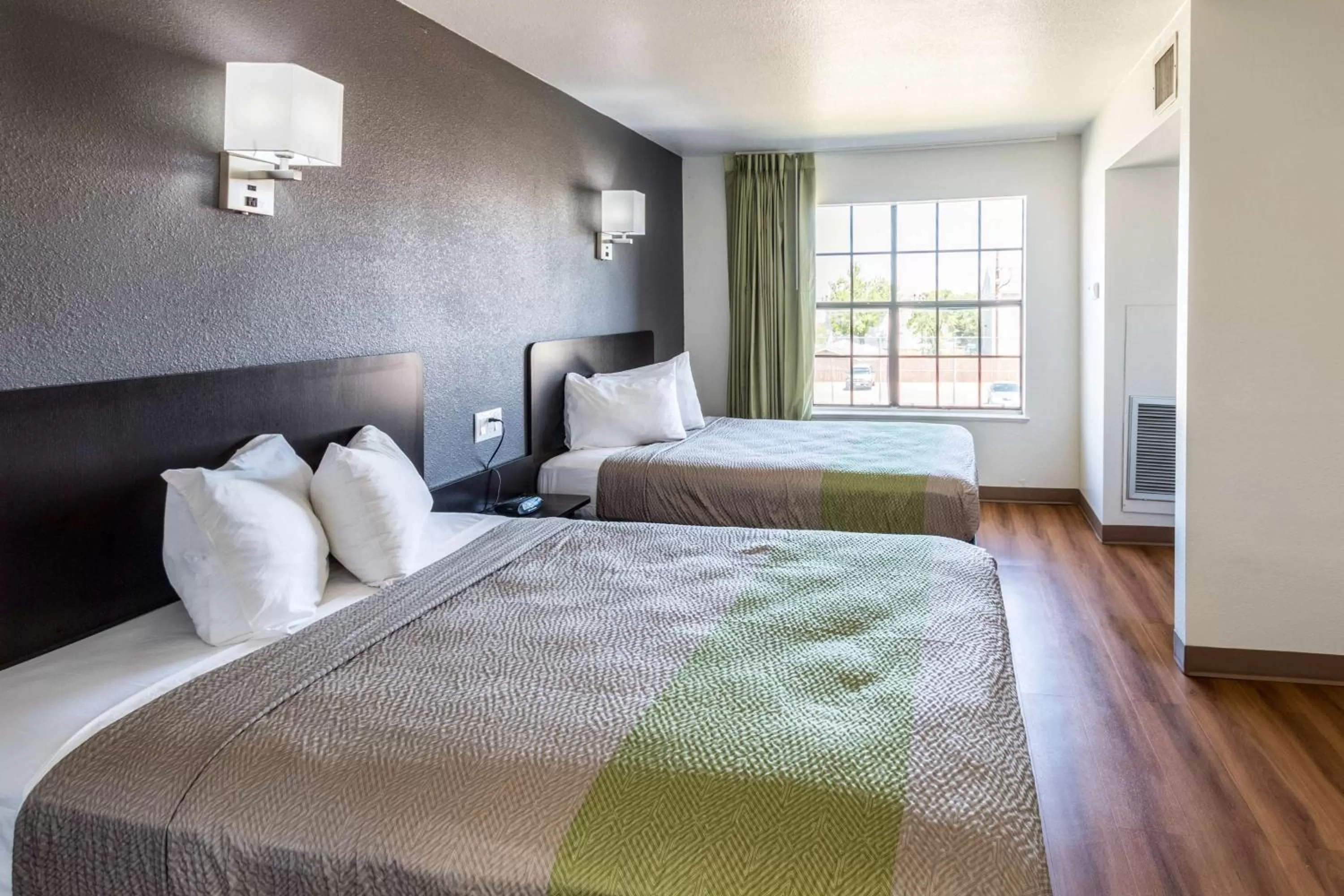 Other, Bed in Studio 6-Arlington, TX