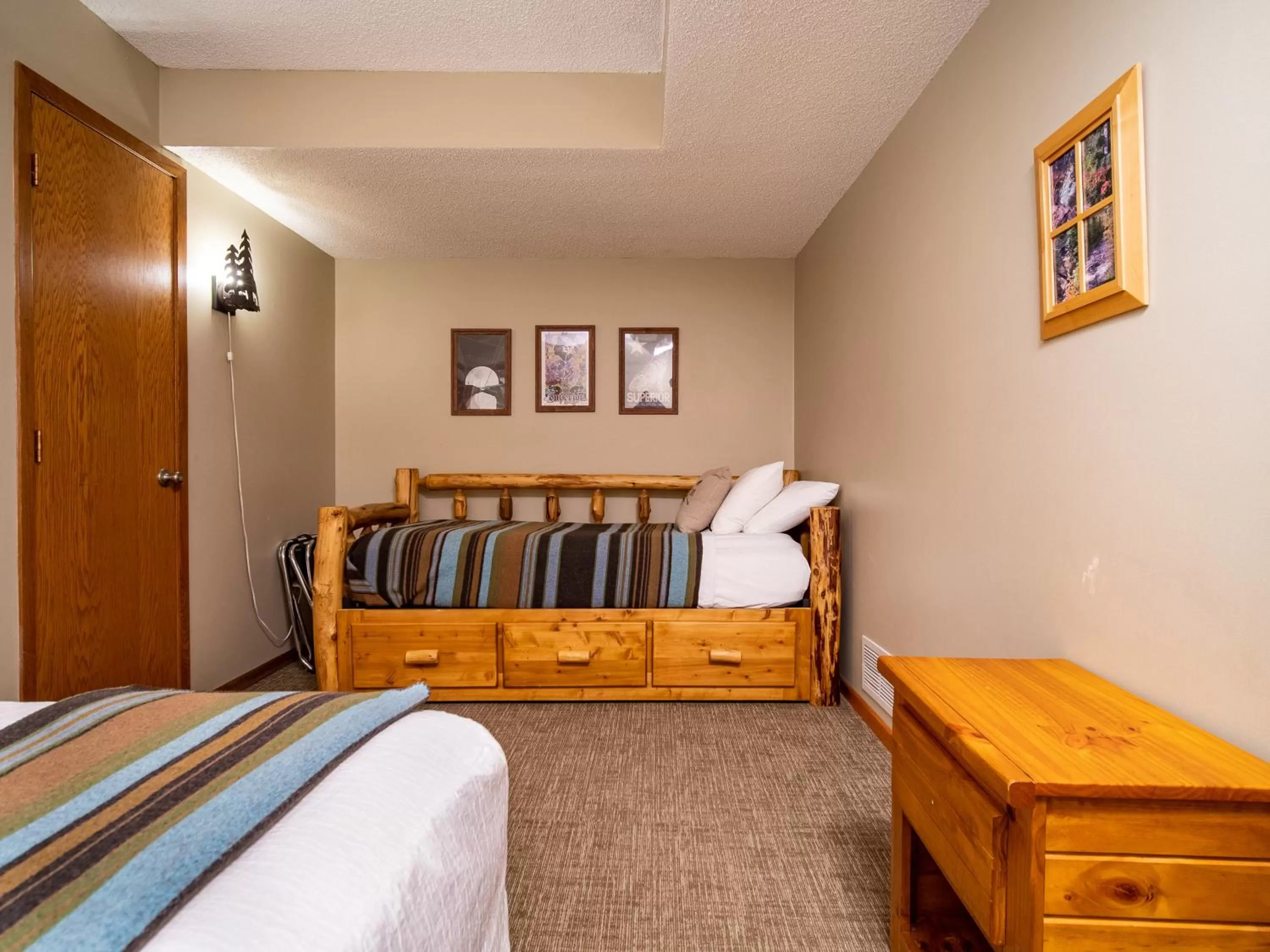 Bedroom, Bed in Caribou Highlands Lodge