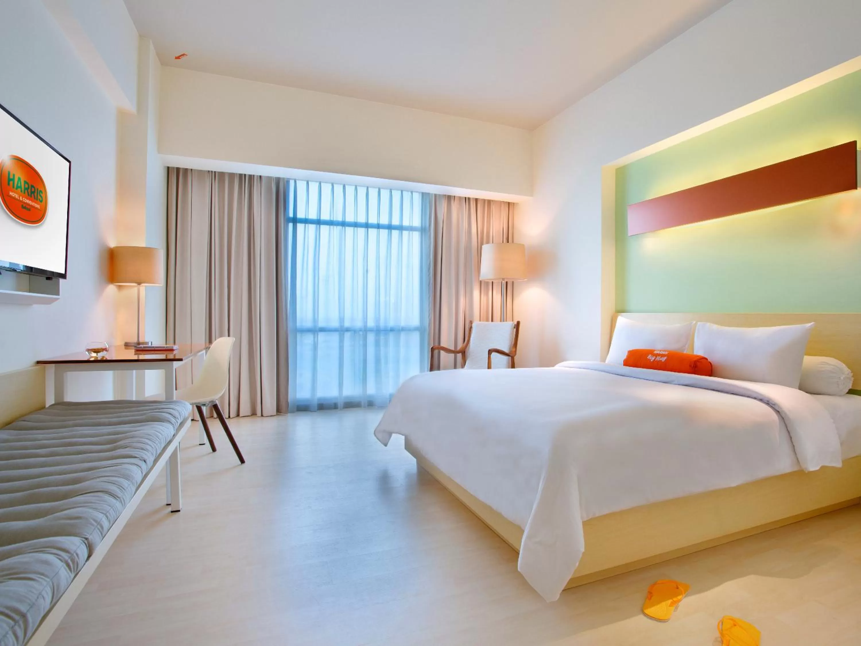 Photo of the whole room, Bed in HARRIS Hotel & Conventions Bekasi